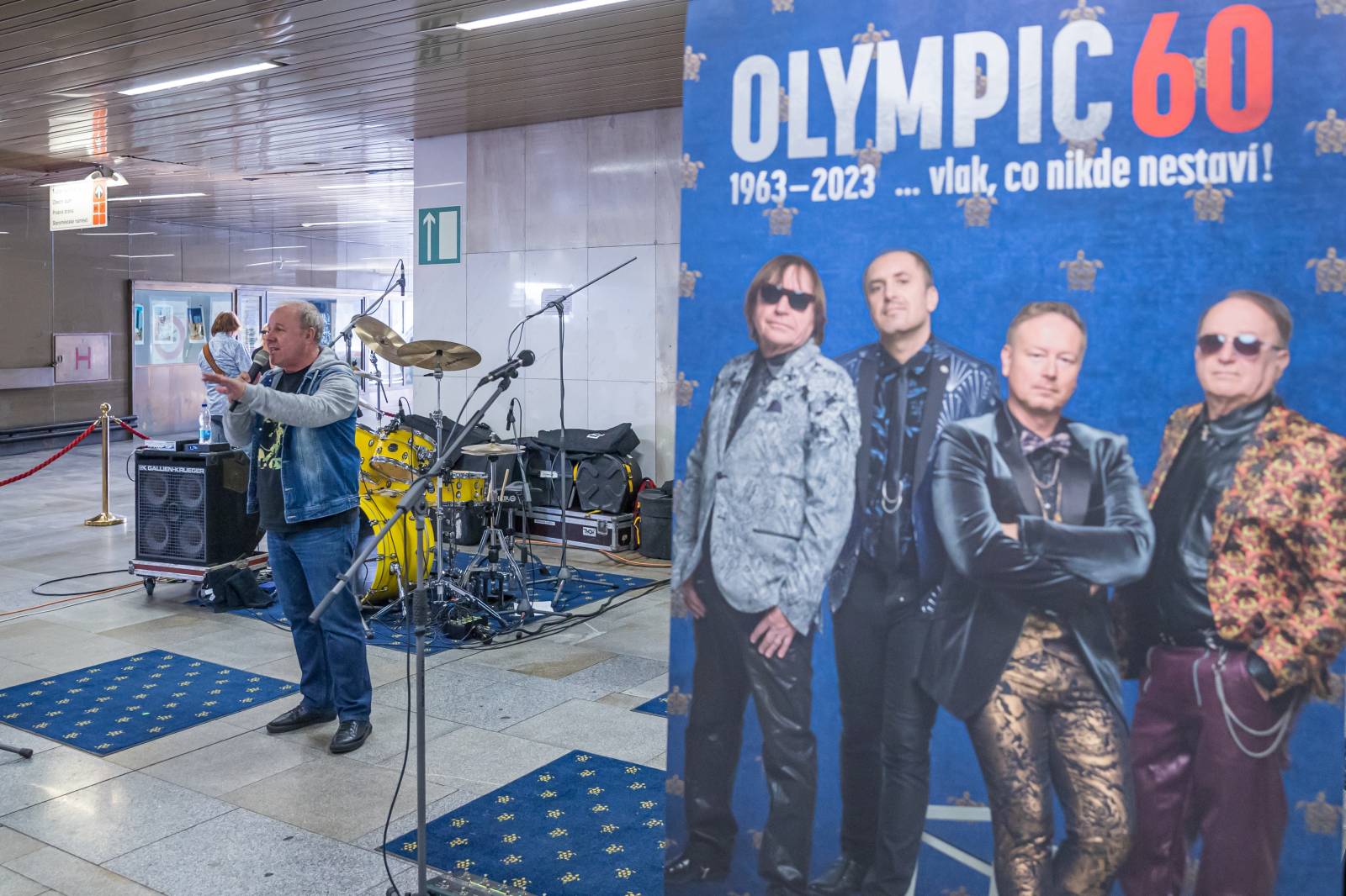 Olympic originálně pozval fanoušky do O2 areny, zahrál jim ve vestibulu metra