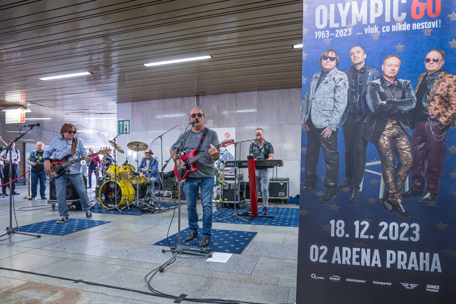 Olympic originálně pozval fanoušky do O2 areny, zahrál jim ve vestibulu metra