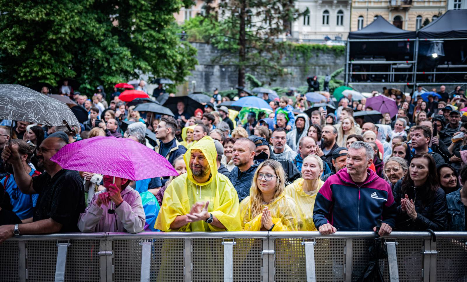 Morcheeba a Indoor Garden Party s Russellem Crowem koncertně zahájili 57. ročník KVIFF