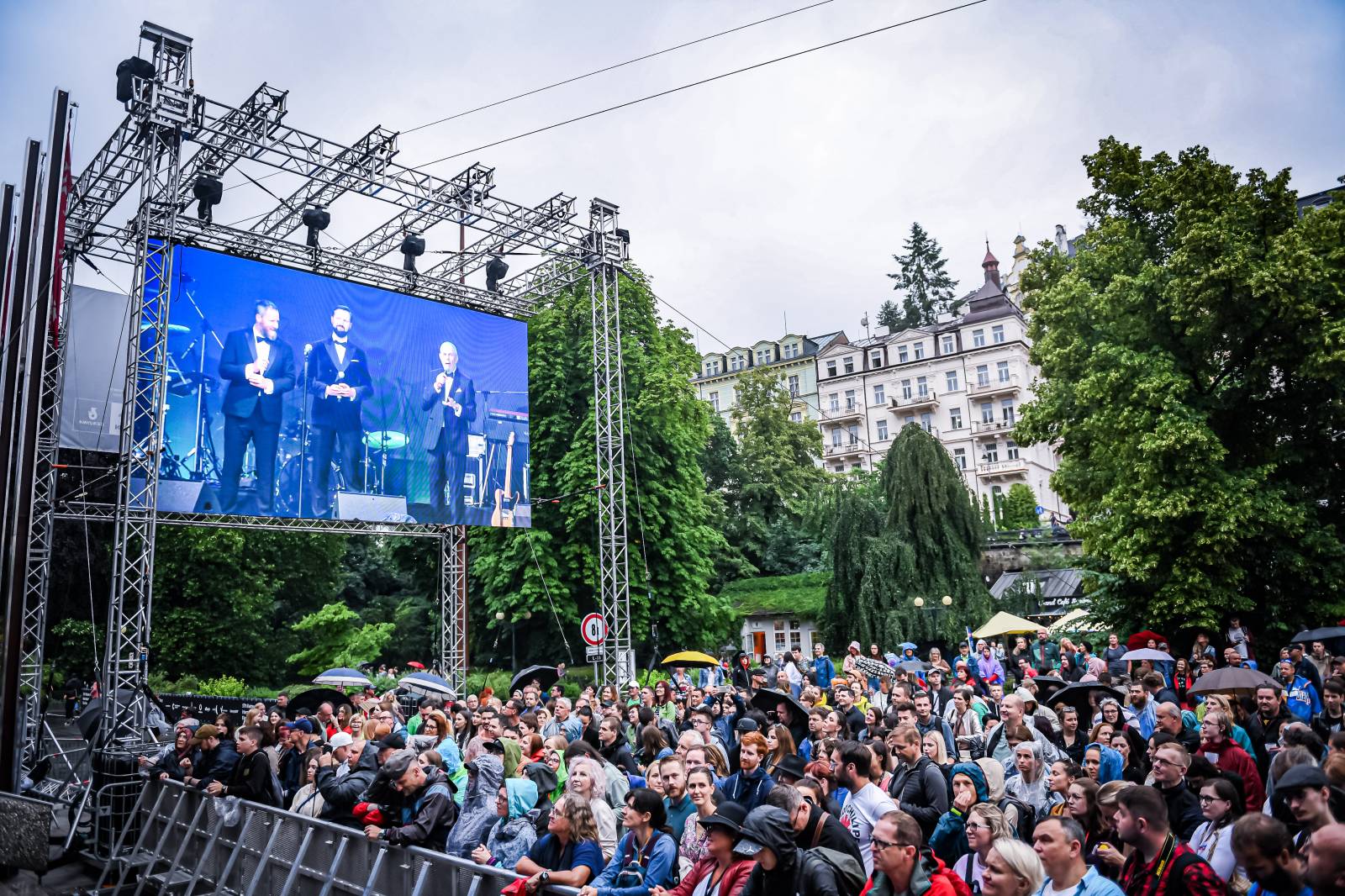 Morcheeba a Indoor Garden Party s Russellem Crowem koncertně zahájili 57. ročník KVIFF