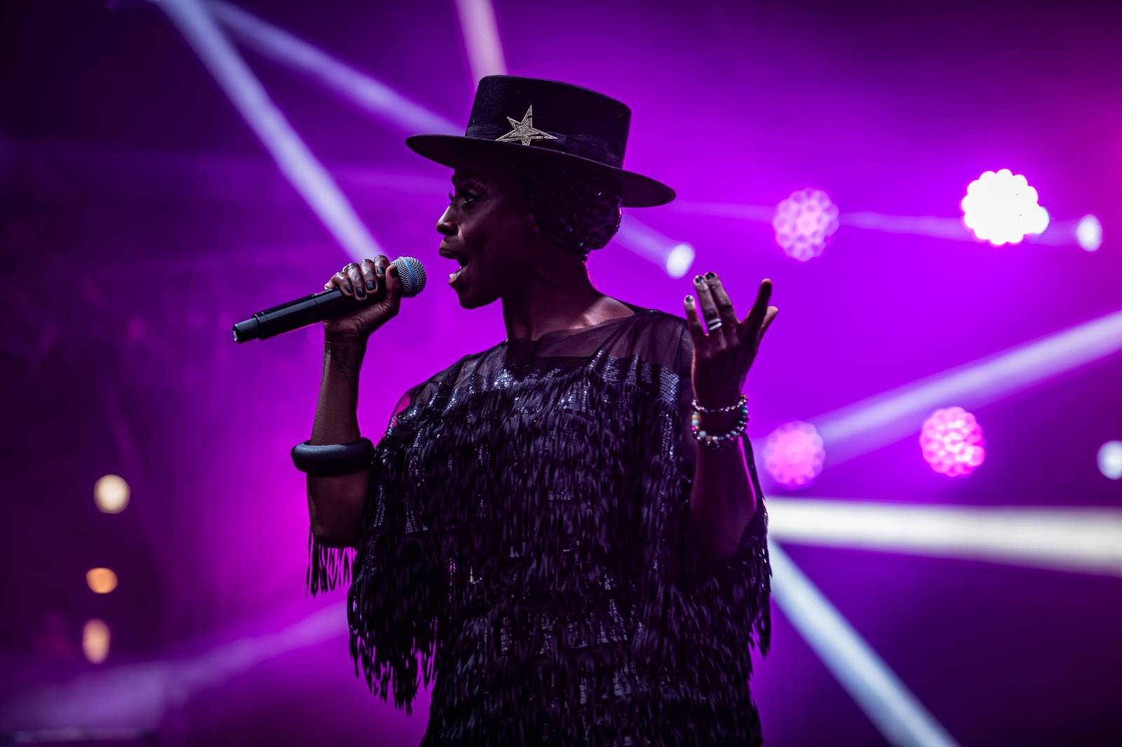 Morcheeba a Indoor Garden Party s Russellem Crowem koncertně zahájili 57. ročník KVIFF