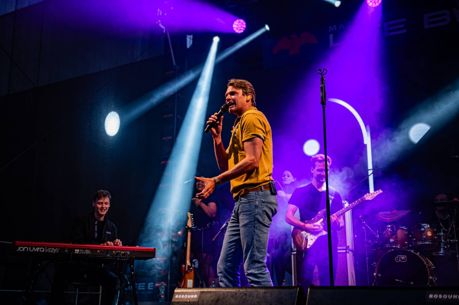 Morcheeba a Indoor Garden Party s Russellem Crowem koncertně zahájili 57. ročník KVIFF