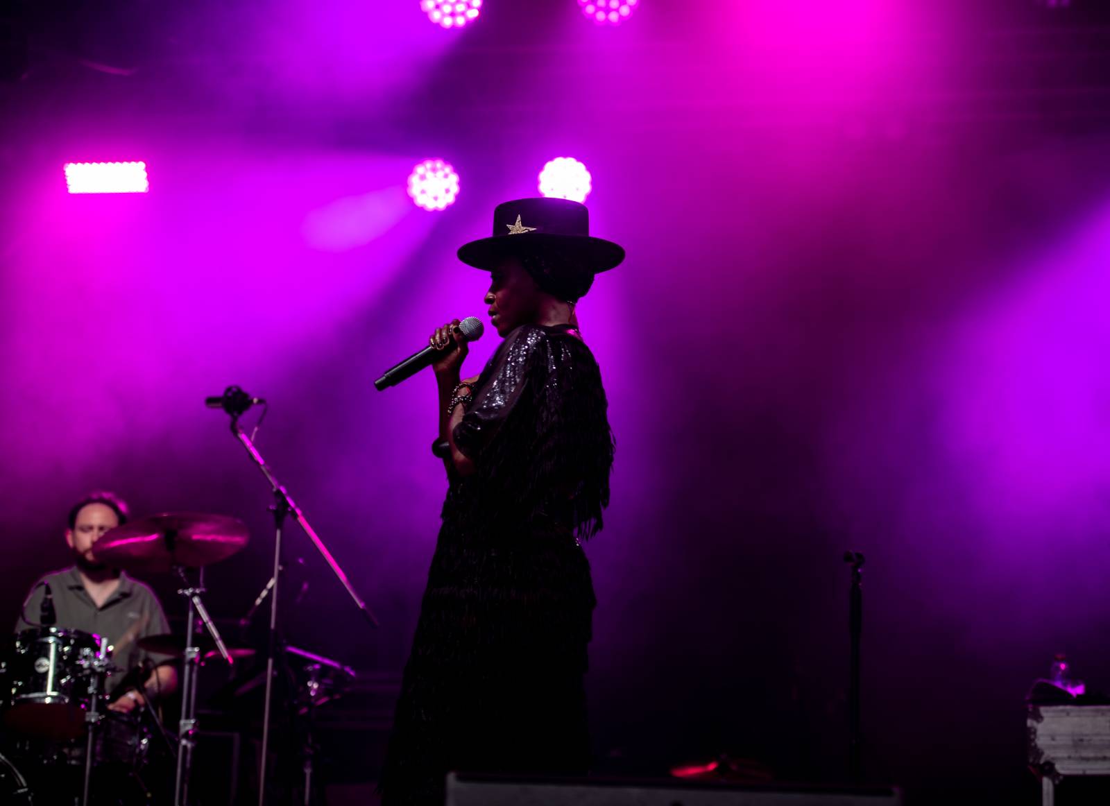 Morcheeba a Indoor Garden Party s Russellem Crowem koncertně zahájili 57. ročník KVIFF