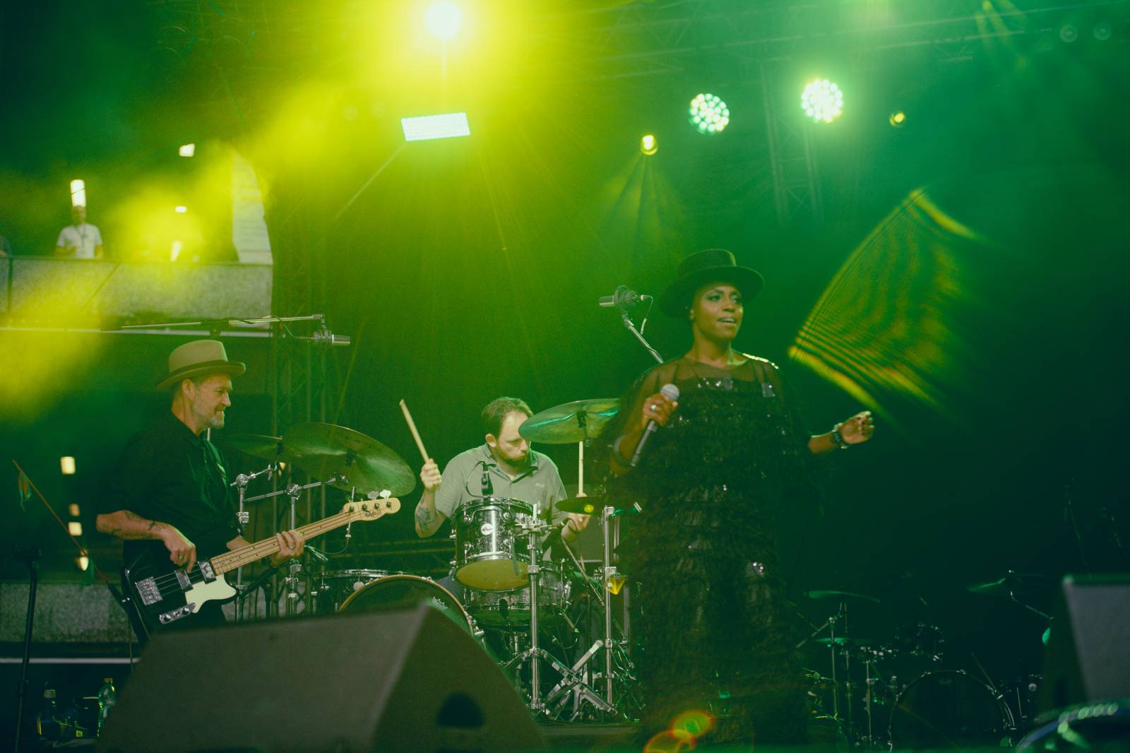 Morcheeba a Indoor Garden Party s Russellem Crowem koncertně zahájili 57. ročník KVIFF