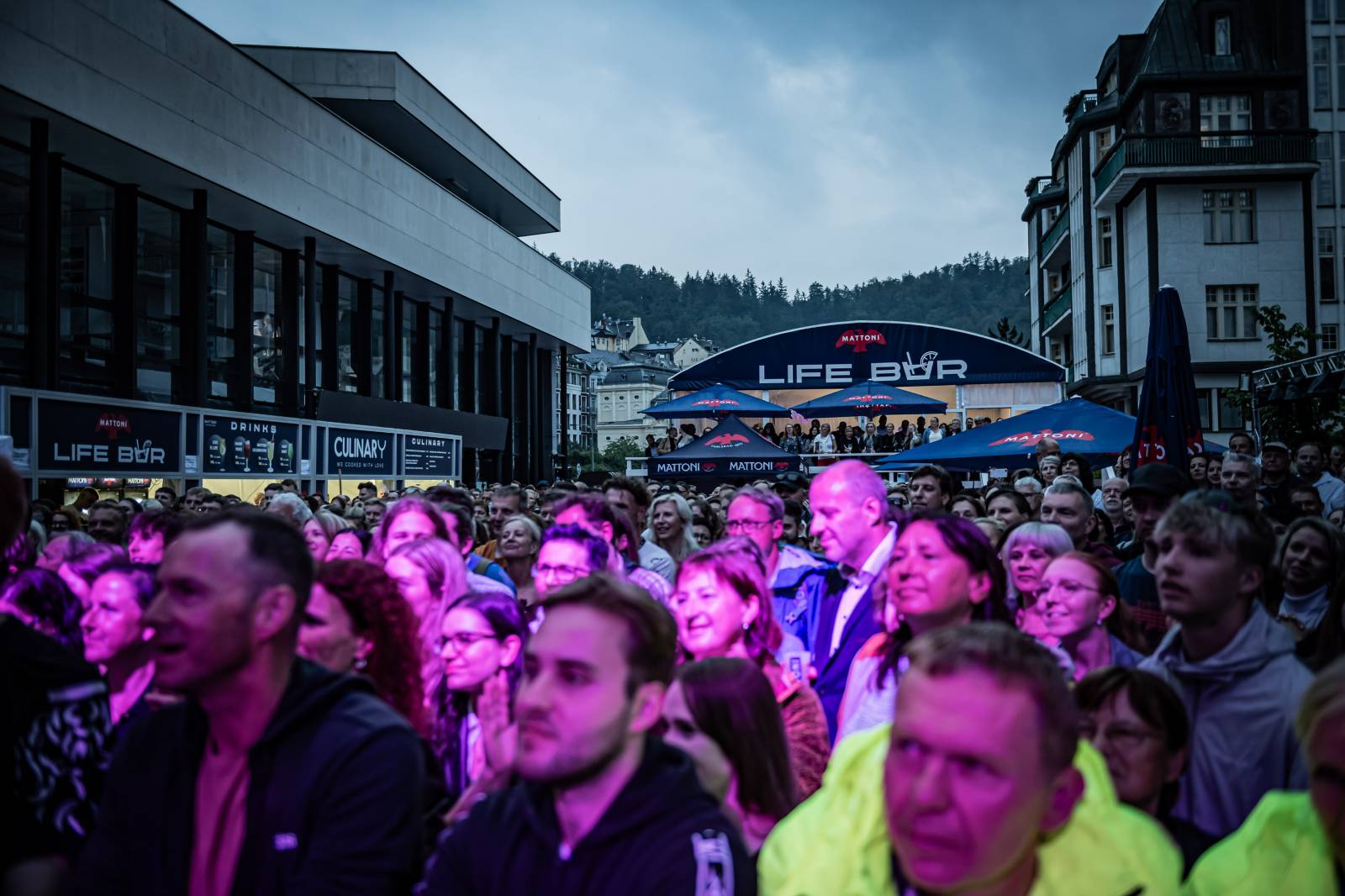 Morcheeba a Indoor Garden Party s Russellem Crowem koncertně zahájili 57. ročník KVIFF