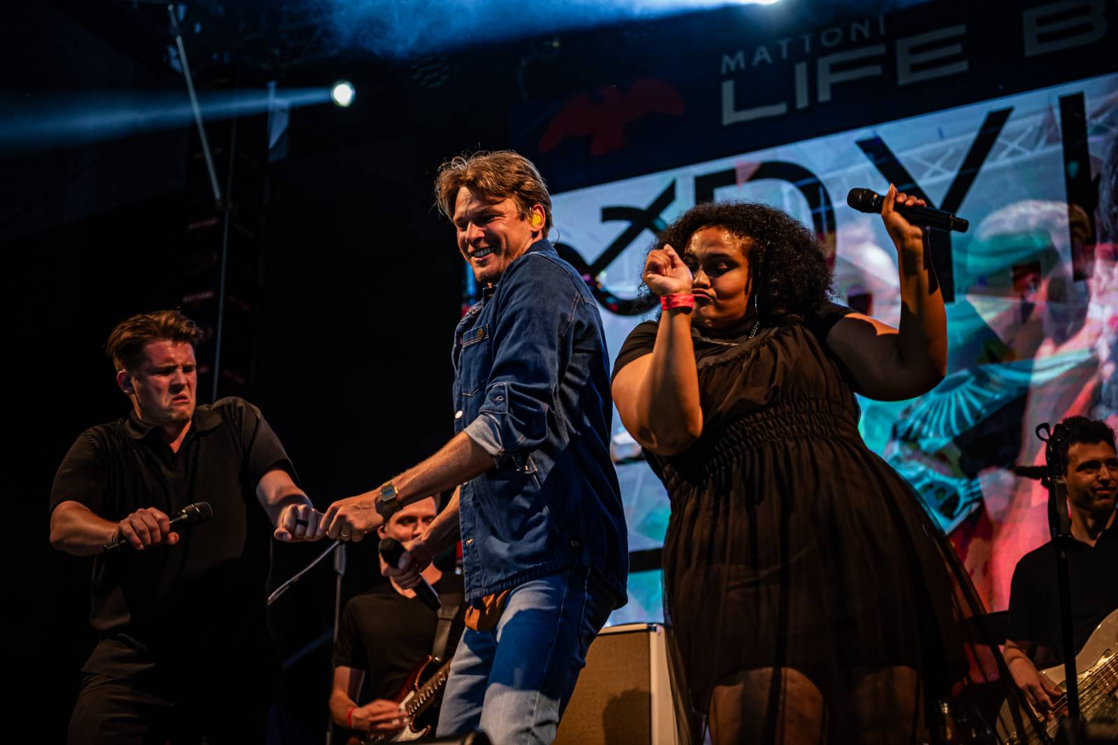 Morcheeba a Indoor Garden Party s Russellem Crowem koncertně zahájili 57. ročník KVIFF