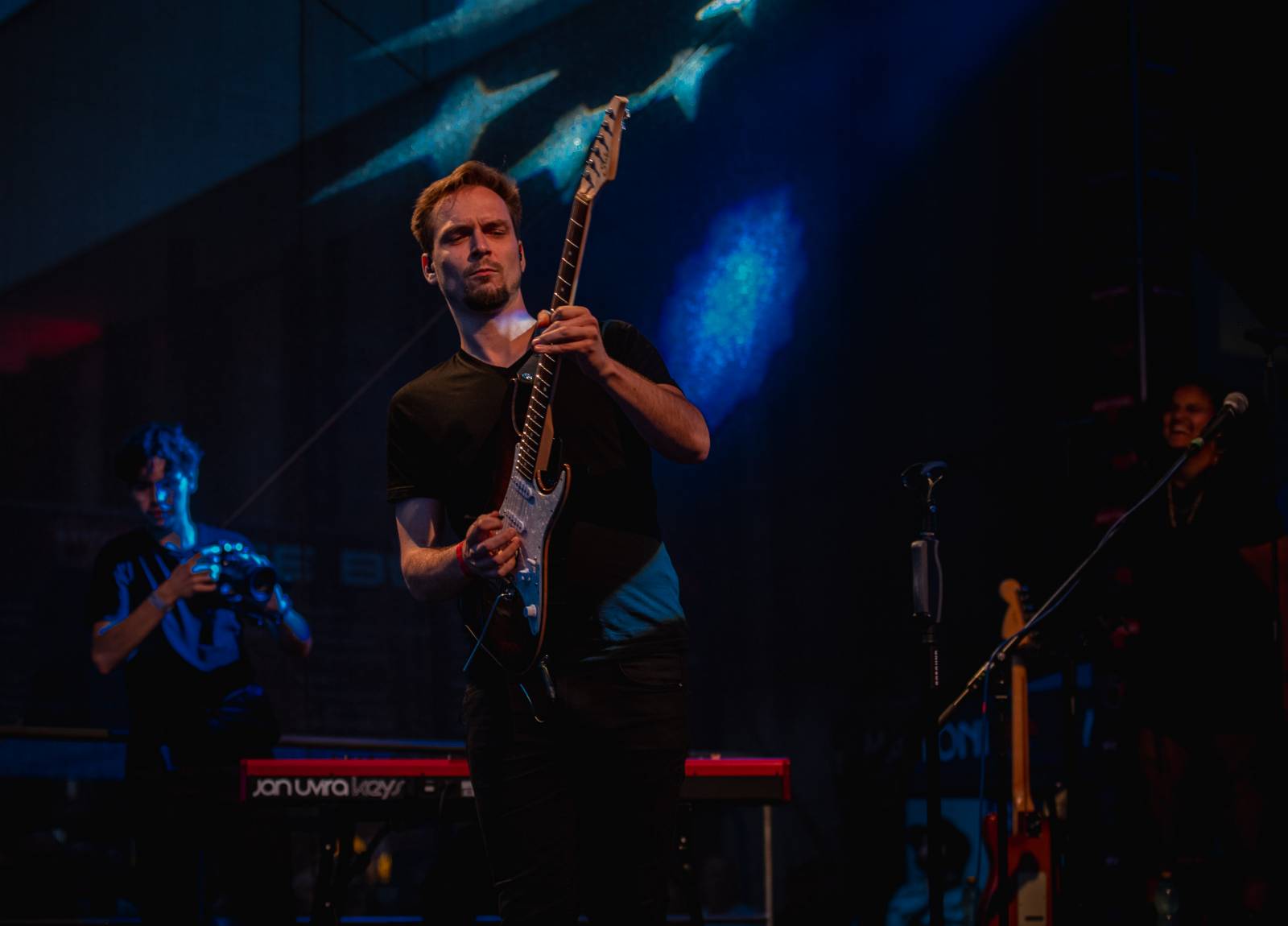 Morcheeba a Indoor Garden Party s Russellem Crowem koncertně zahájili 57. ročník KVIFF