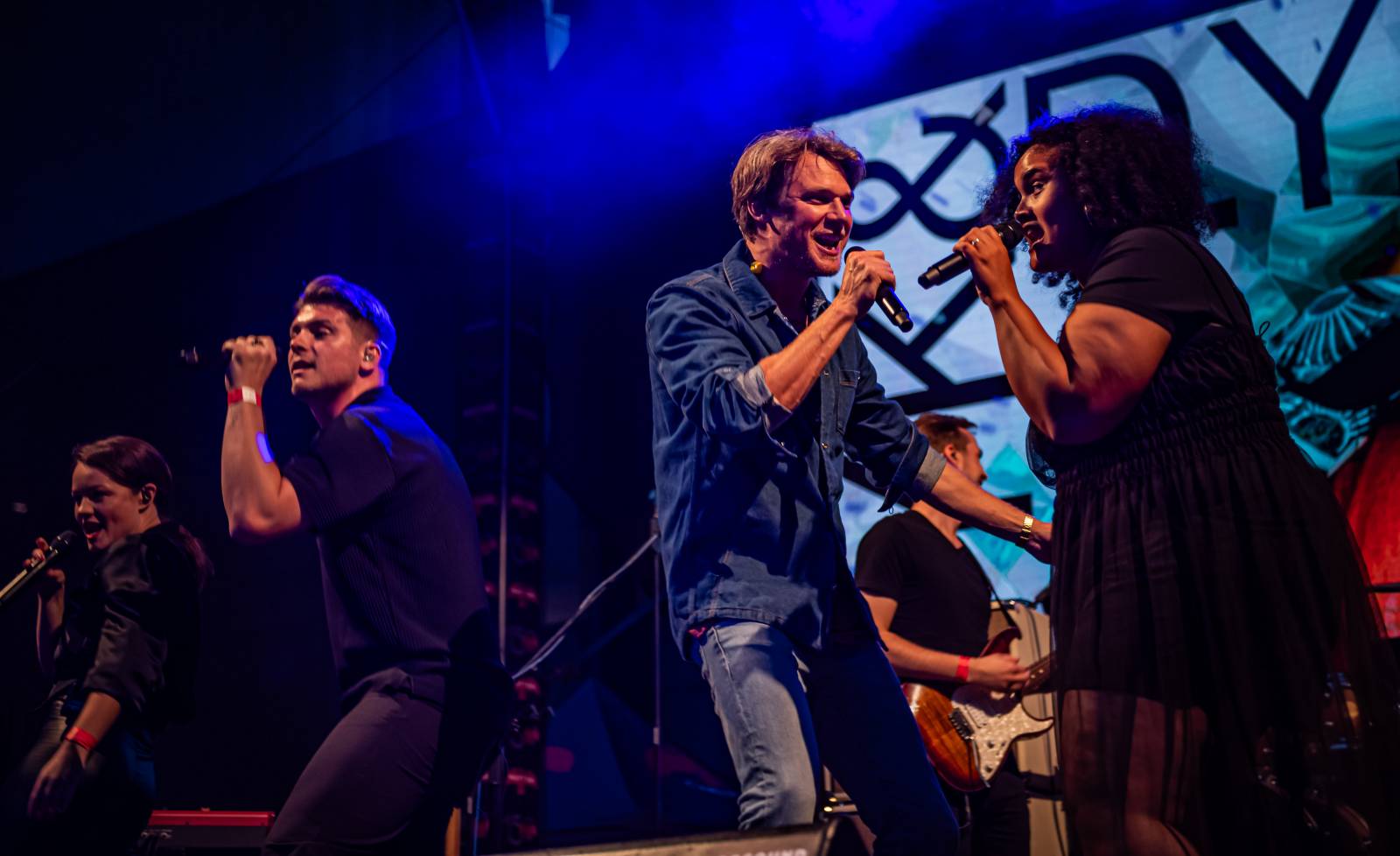 Morcheeba a Indoor Garden Party s Russellem Crowem koncertně zahájili 57. ročník KVIFF