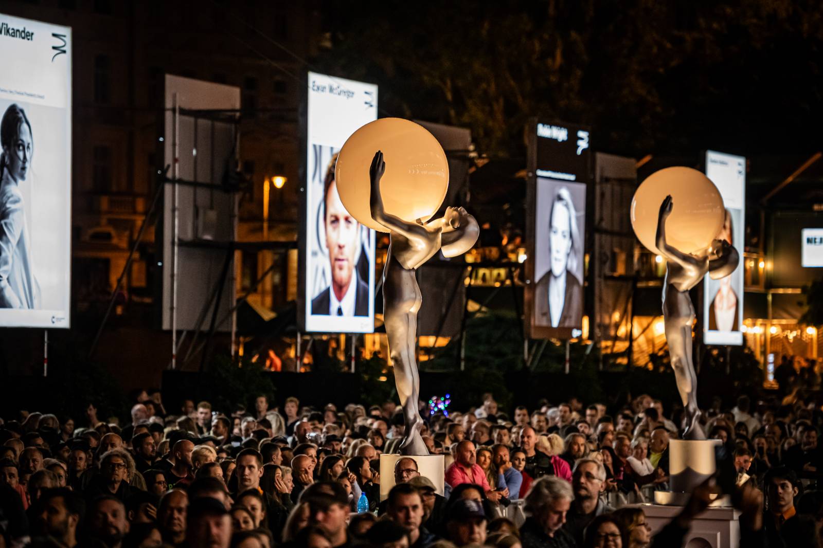 Morcheeba a Indoor Garden Party s Russellem Crowem koncertně zahájili 57. ročník KVIFF