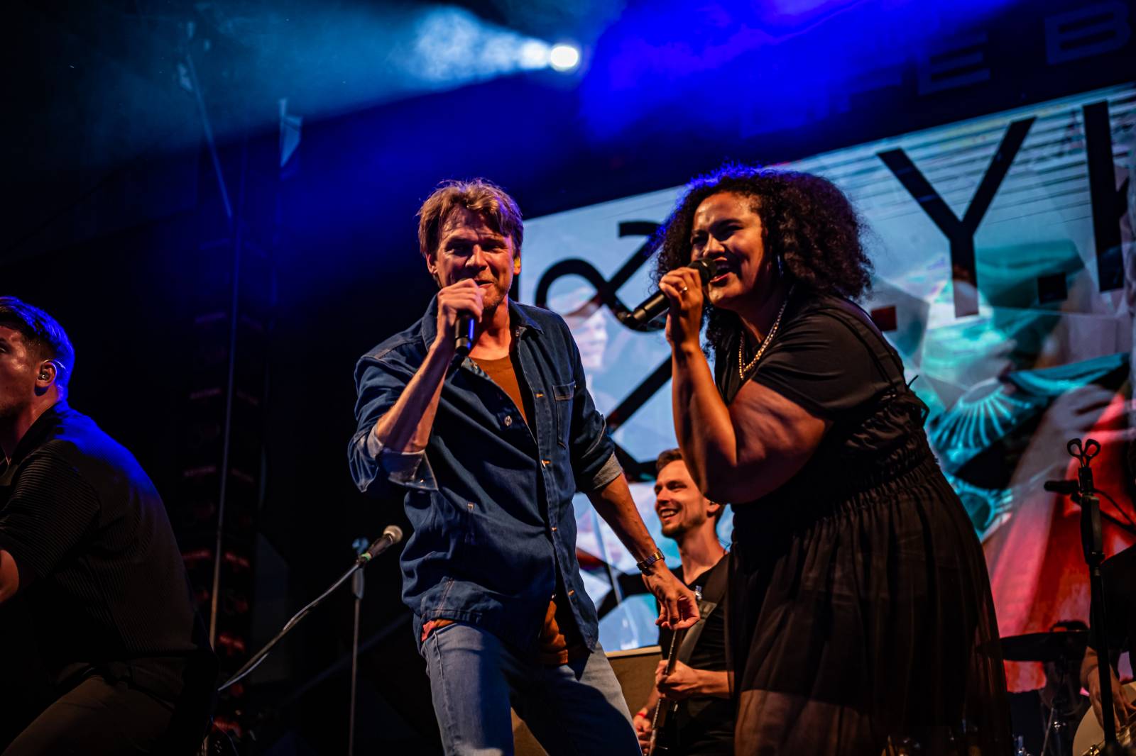 Morcheeba a Indoor Garden Party s Russellem Crowem koncertně zahájili 57. ročník KVIFF