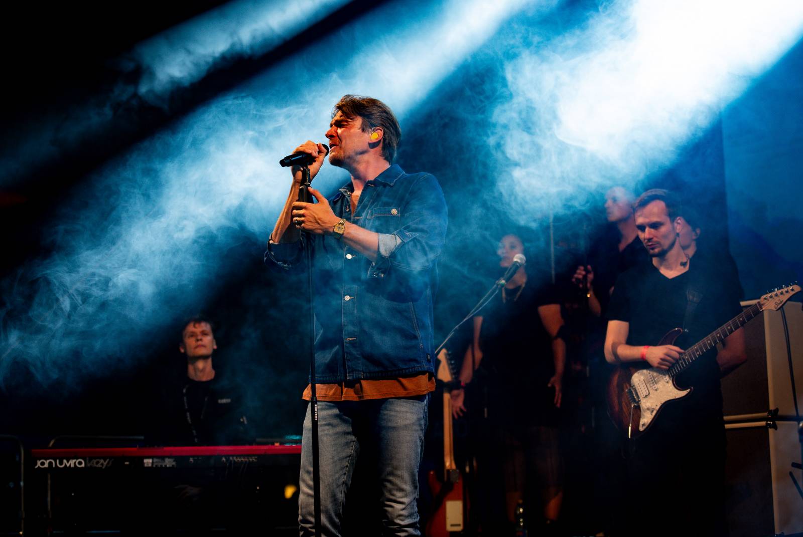 Morcheeba a Indoor Garden Party s Russellem Crowem koncertně zahájili 57. ročník KVIFF