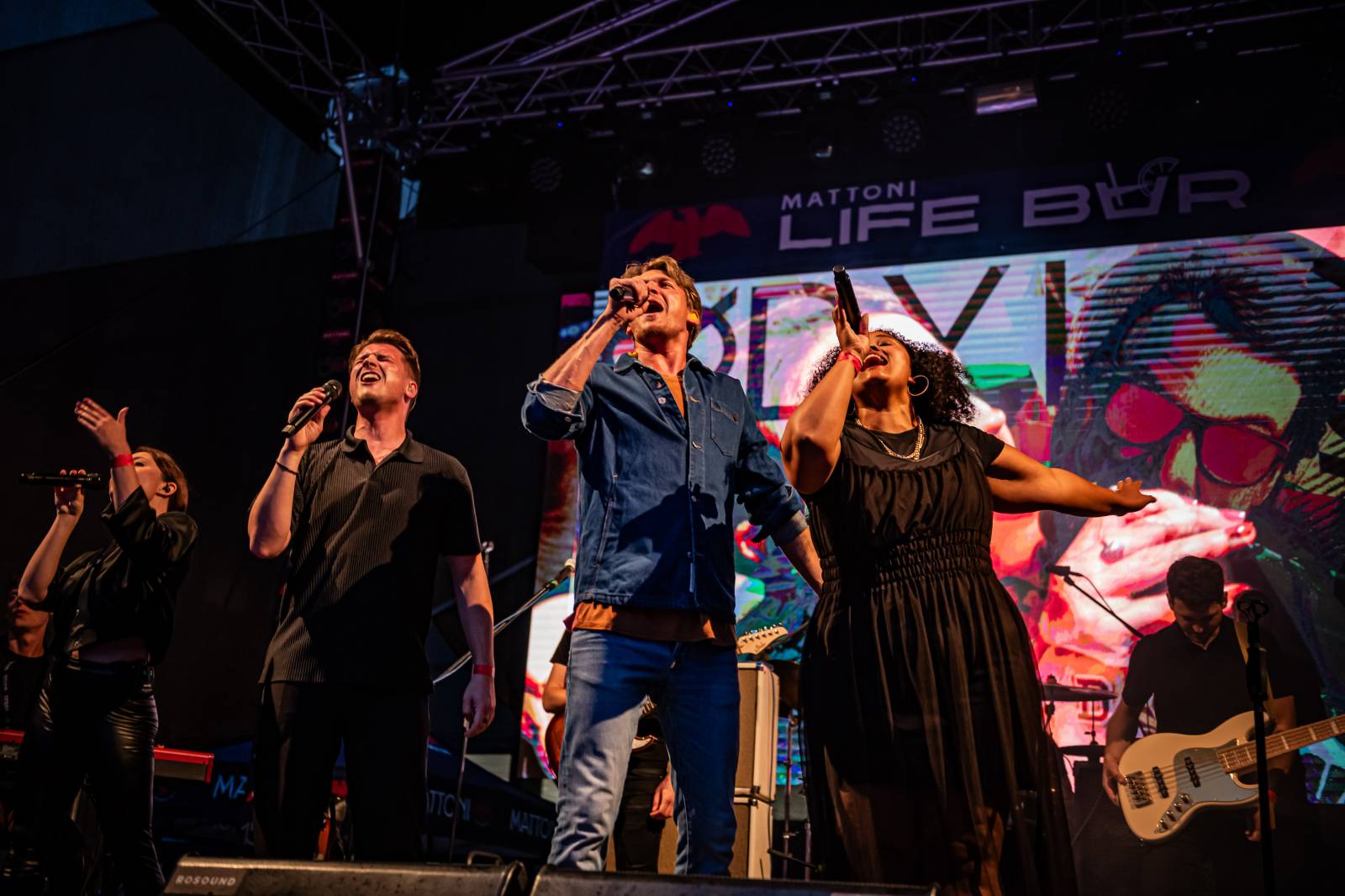 Morcheeba a Indoor Garden Party s Russellem Crowem koncertně zahájili 57. ročník KVIFF