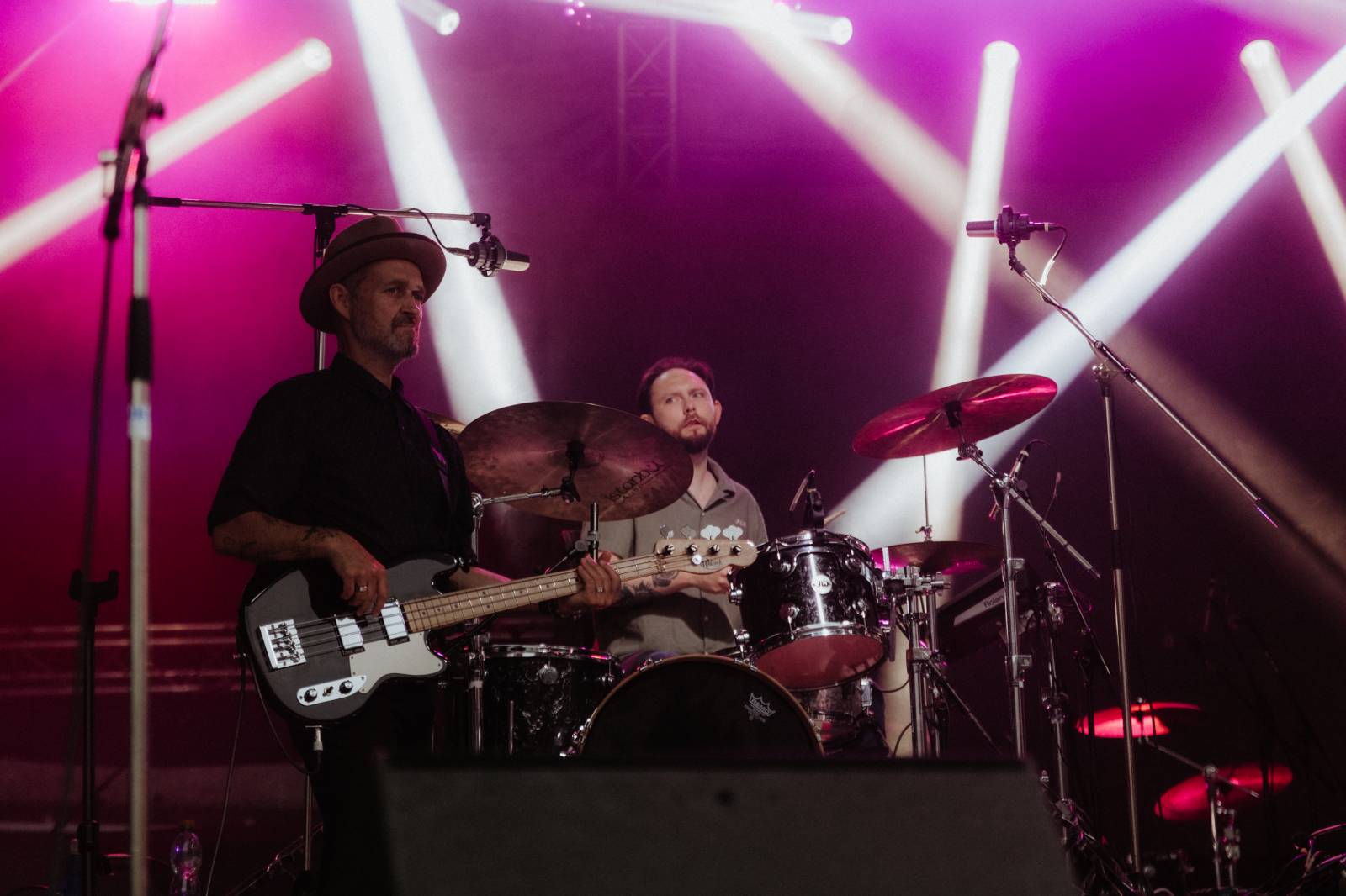 Úvodní den ve Varech se neobešel bez deště. Vystoupili Vojtěch Dyk, Morcheeba a Indoor Garden Party