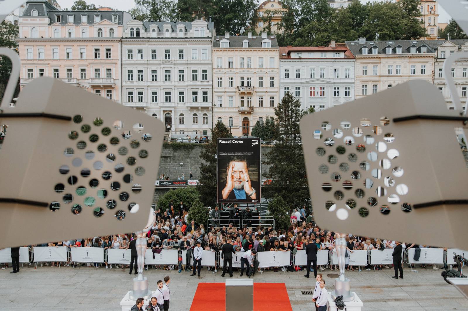 Úvodní den ve Varech se neobešel bez deště. Vystoupili Vojtěch Dyk, Morcheeba a Indoor Garden Party
