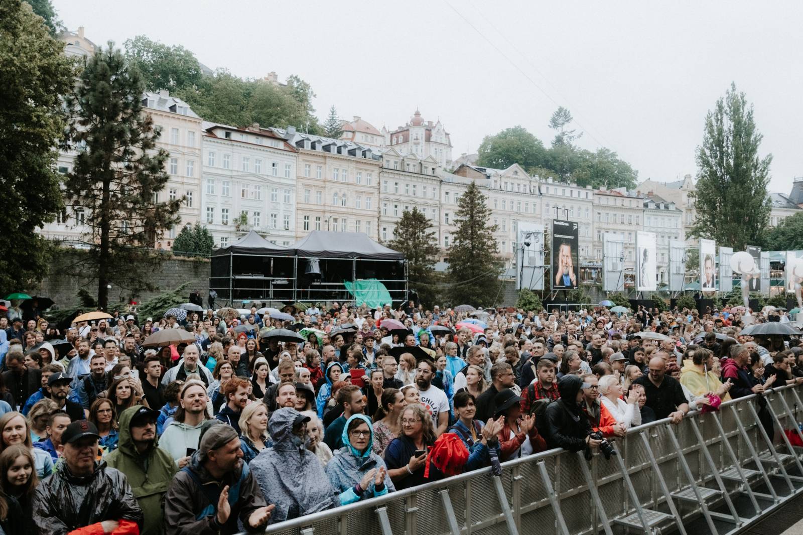 Úvodní den ve Varech se neobešel bez deště. Vystoupili Vojtěch Dyk, Morcheeba a Indoor Garden Party