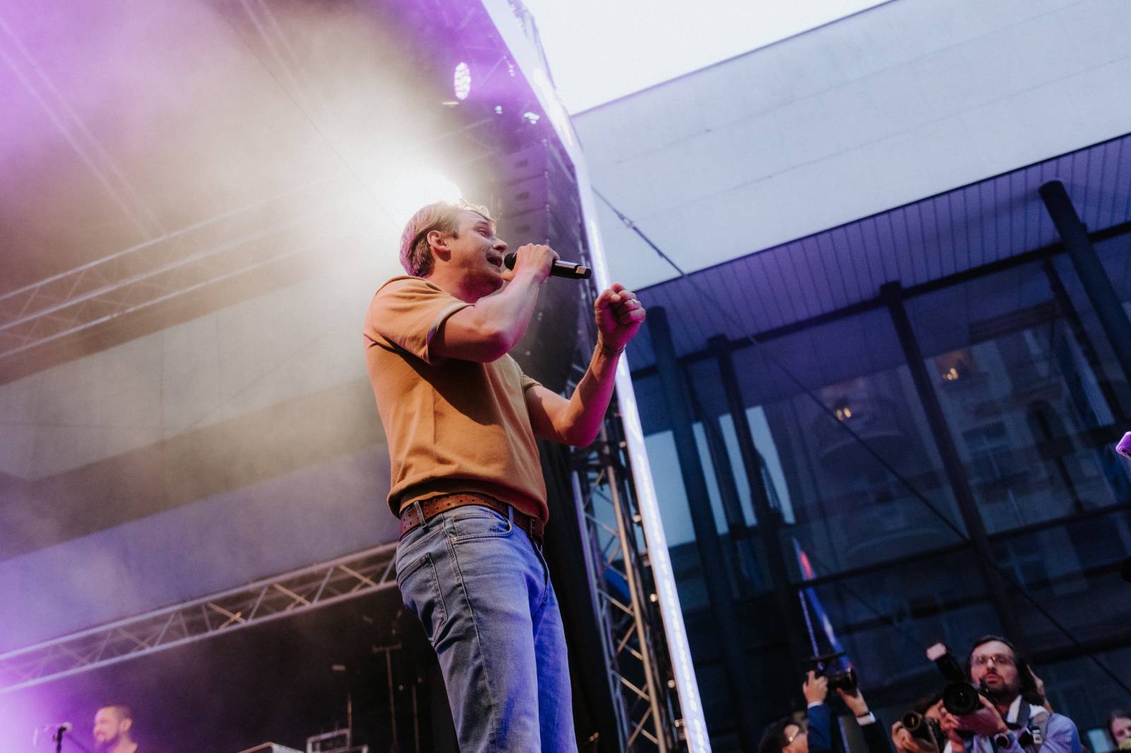 Úvodní den ve Varech se neobešel bez deště. Vystoupili Vojtěch Dyk, Morcheeba a Indoor Garden Party