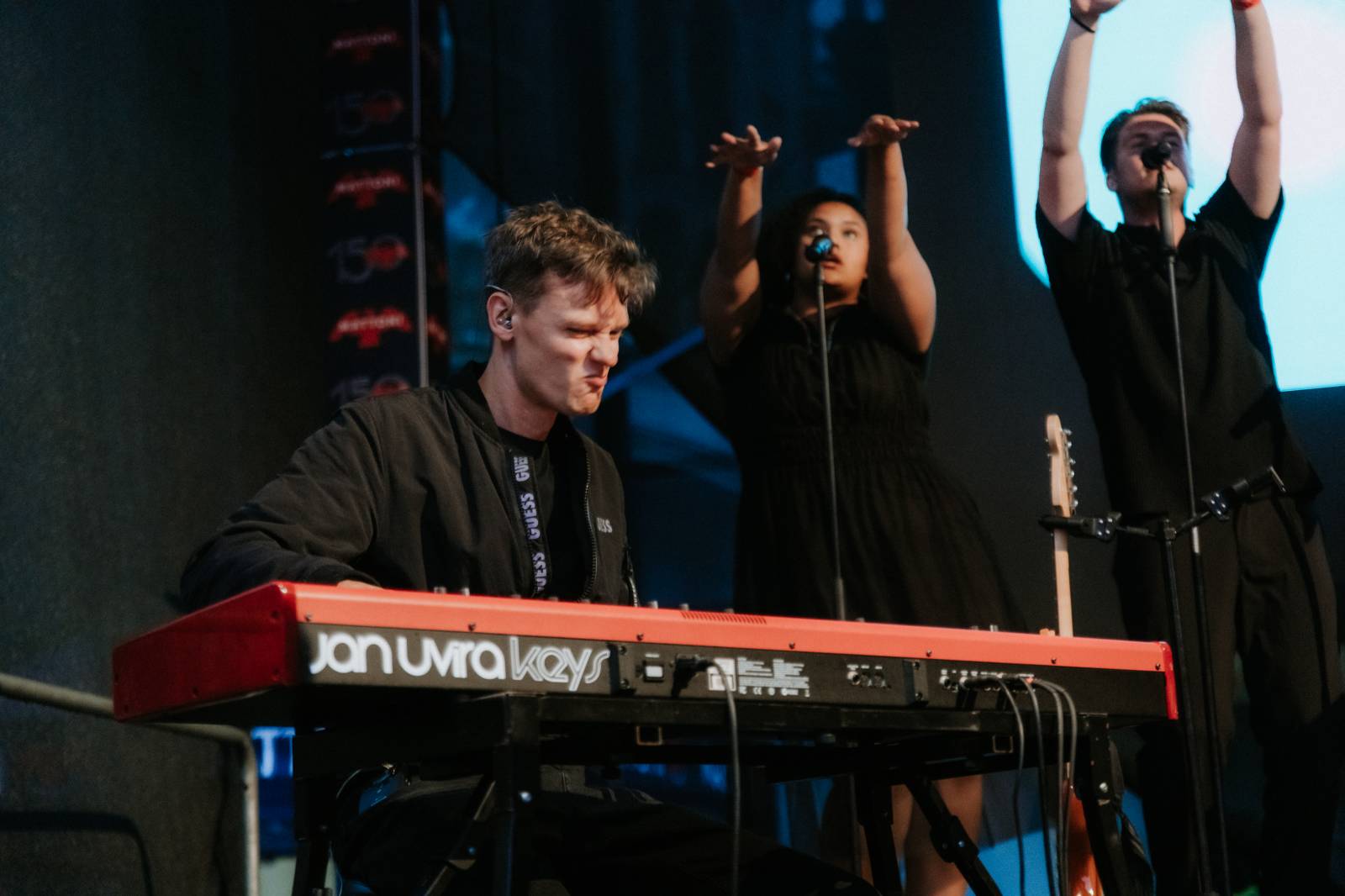 Úvodní den ve Varech se neobešel bez deště. Vystoupili Vojtěch Dyk, Morcheeba a Indoor Garden Party