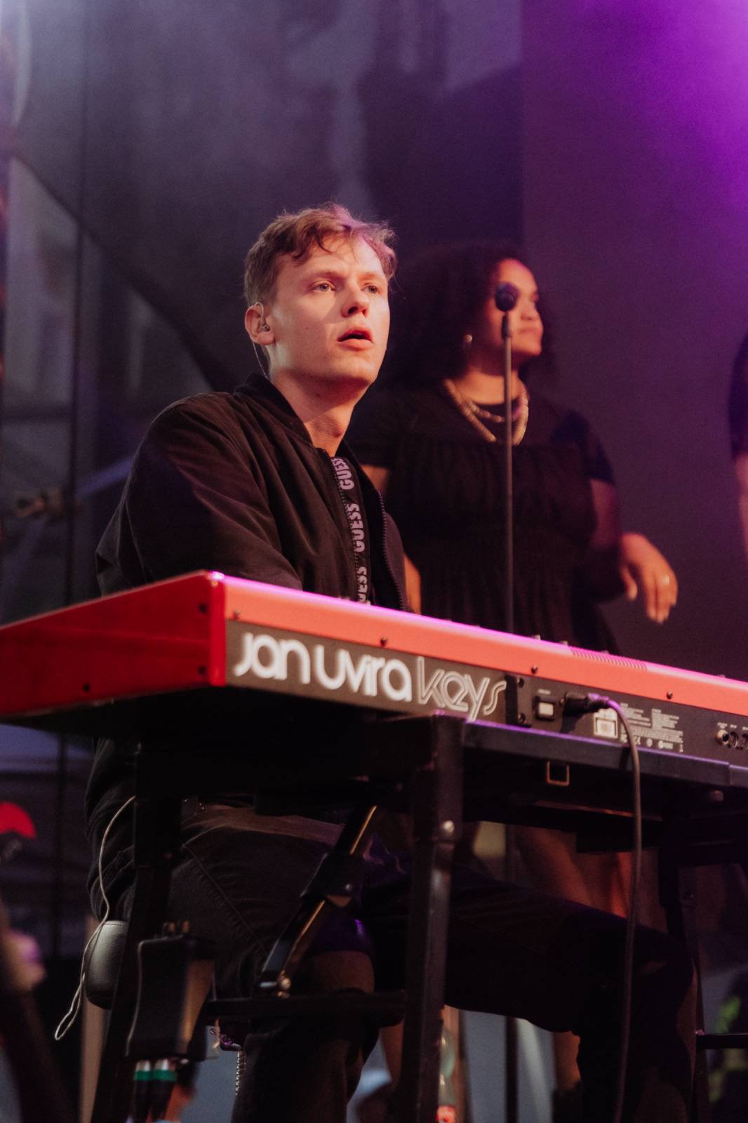 Úvodní den ve Varech se neobešel bez deště. Vystoupili Vojtěch Dyk, Morcheeba a Indoor Garden Party