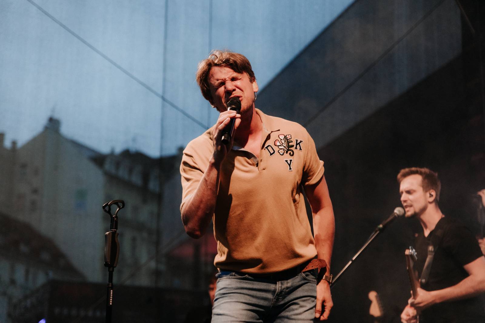 Úvodní den ve Varech se neobešel bez deště. Vystoupili Vojtěch Dyk, Morcheeba a Indoor Garden Party