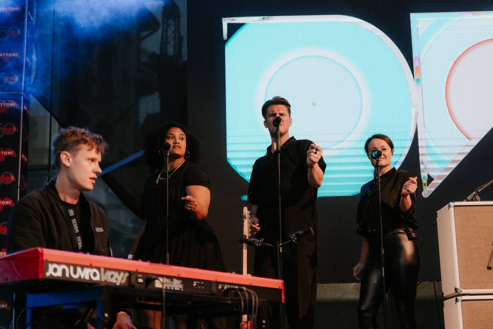 Úvodní den ve Varech se neobešel bez deště. Vystoupili Vojtěch Dyk, Morcheeba a Indoor Garden Party