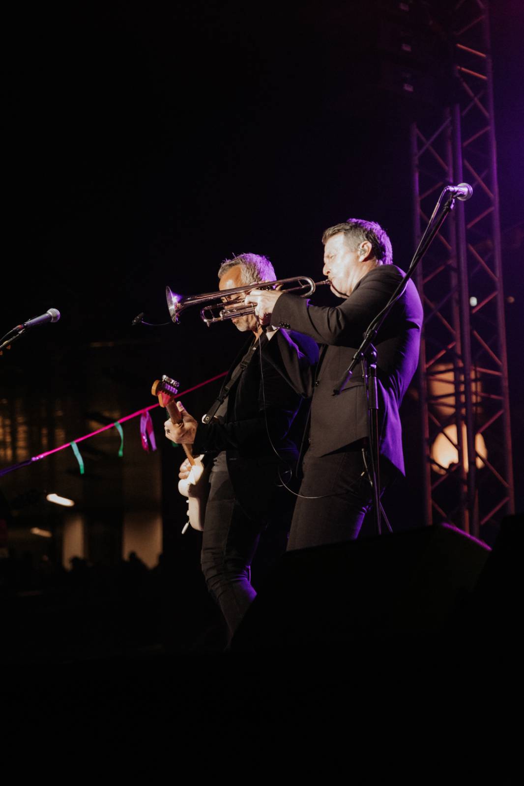 Úvodní den ve Varech se neobešel bez deště. Vystoupili Vojtěch Dyk, Morcheeba a Indoor Garden Party