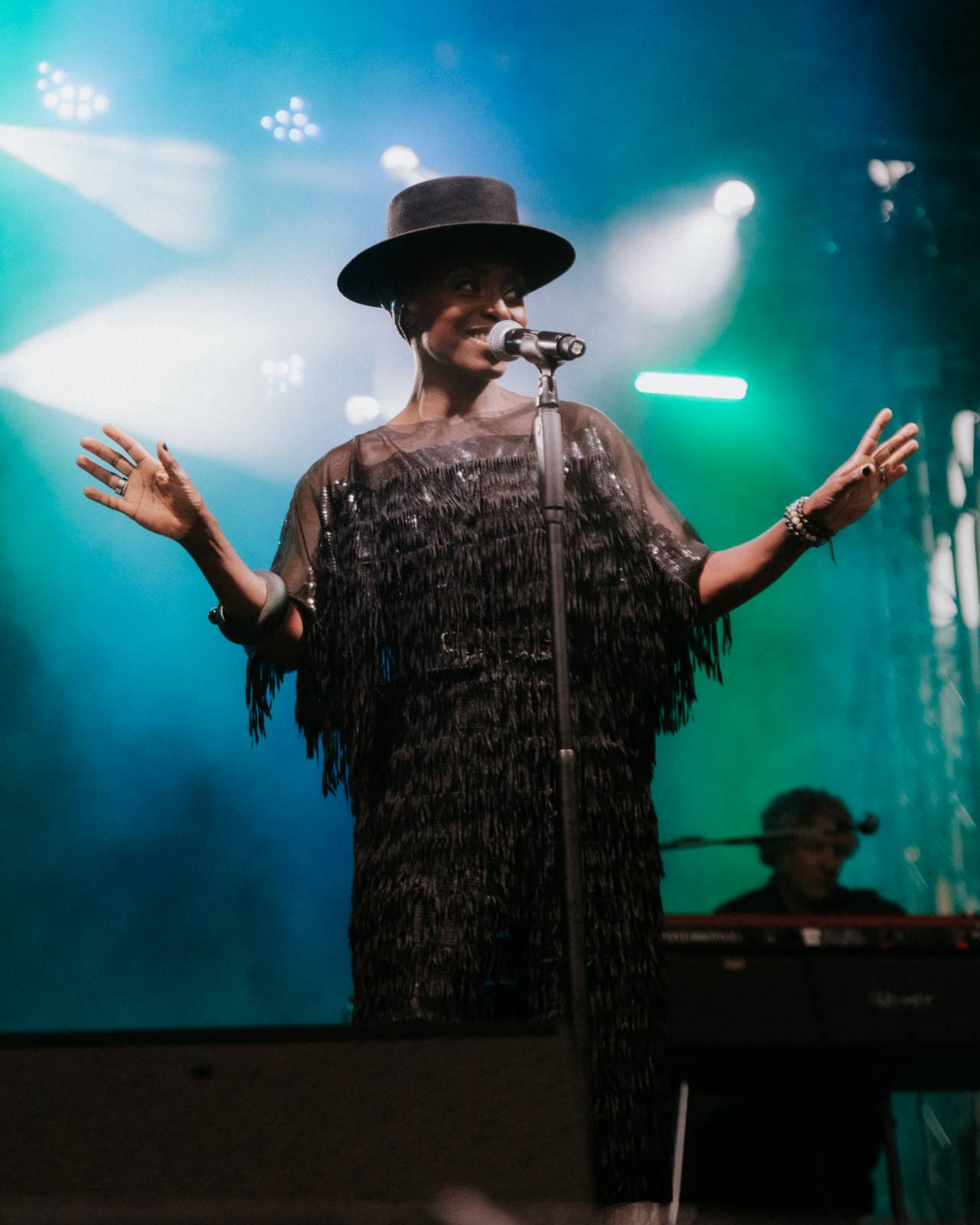 Úvodní den ve Varech se neobešel bez deště. Vystoupili Vojtěch Dyk, Morcheeba a Indoor Garden Party