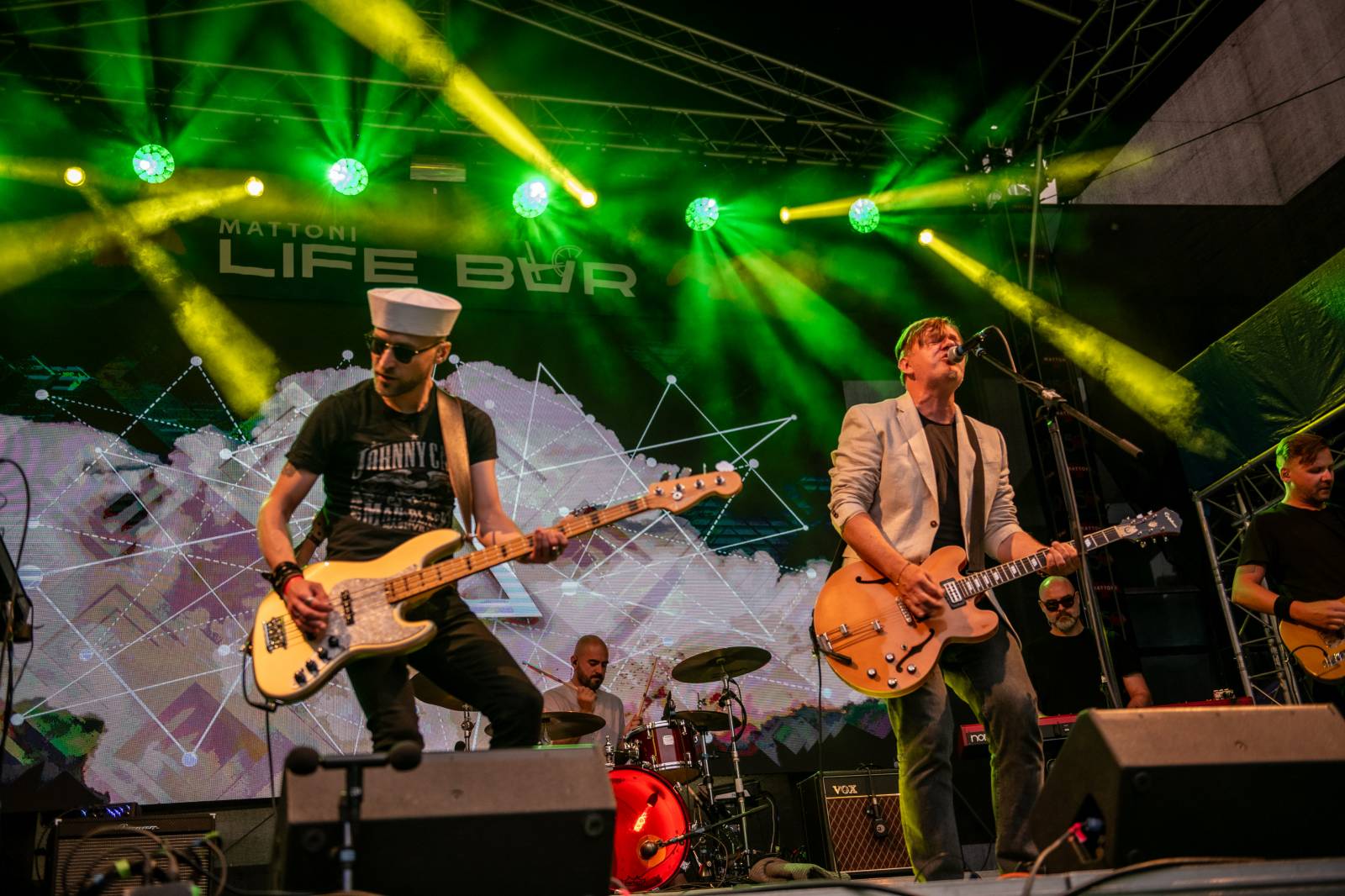 Druhý den KVIFF: Koncerty, módní přehlídky a narvaný Mattoni Life Bar