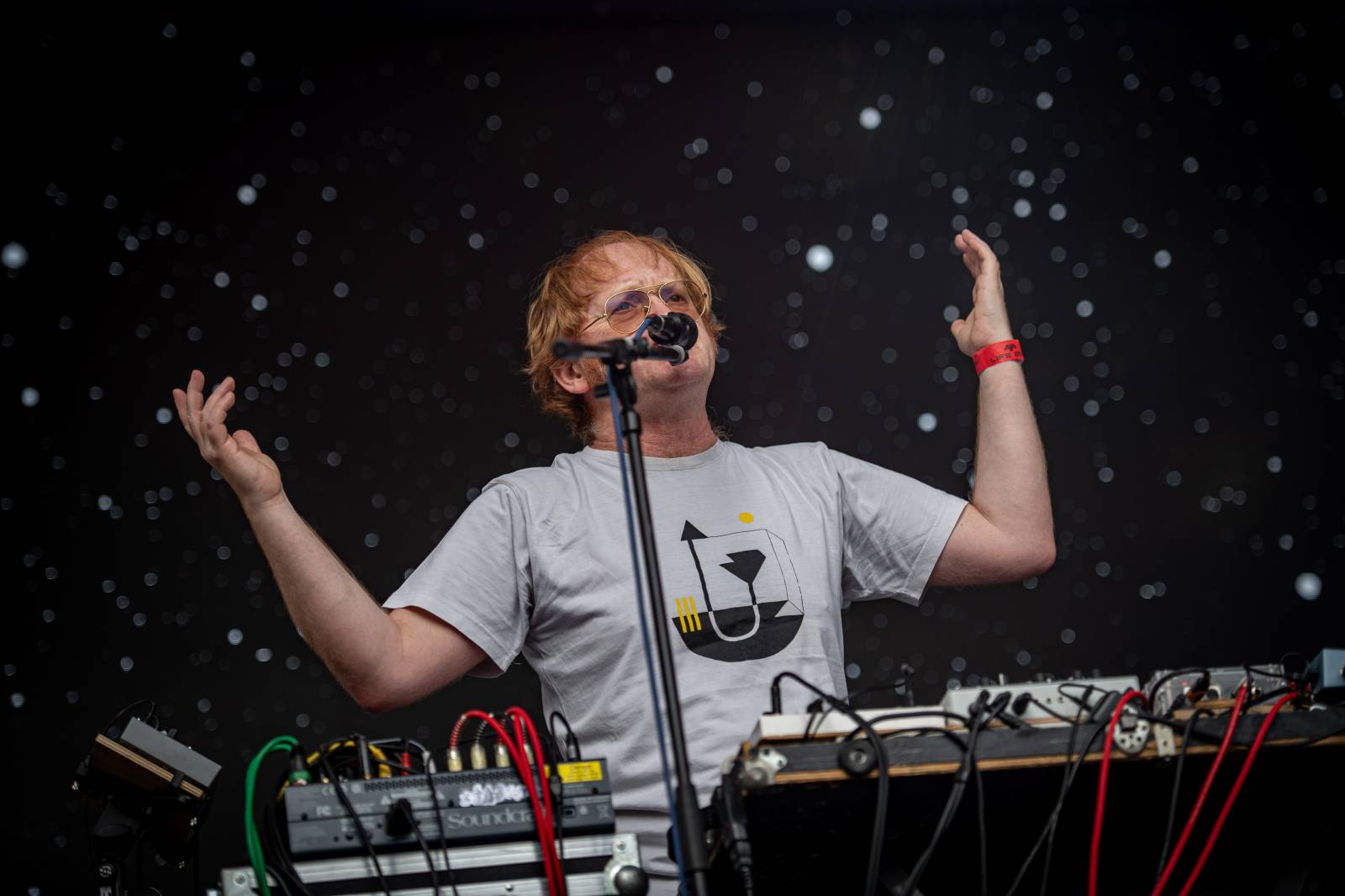 Druhý den KVIFF: Koncerty, módní přehlídky a narvaný Mattoni Life Bar