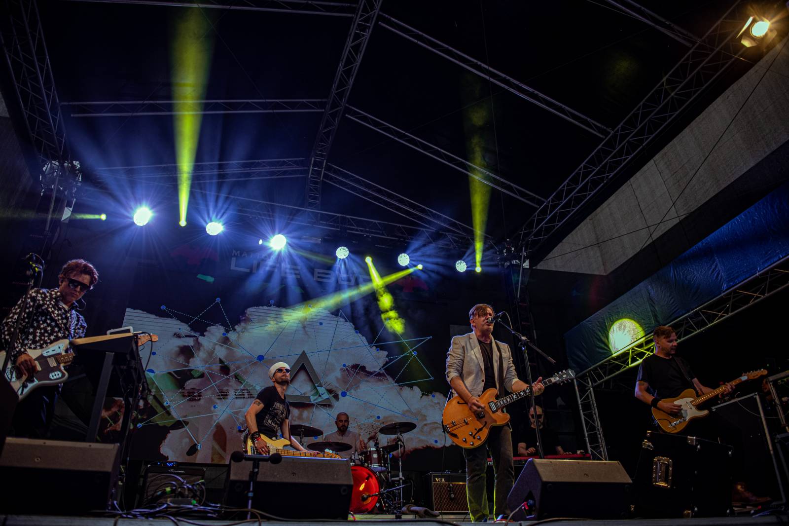 Druhý den KVIFF: Koncerty, módní přehlídky a narvaný Mattoni Life Bar