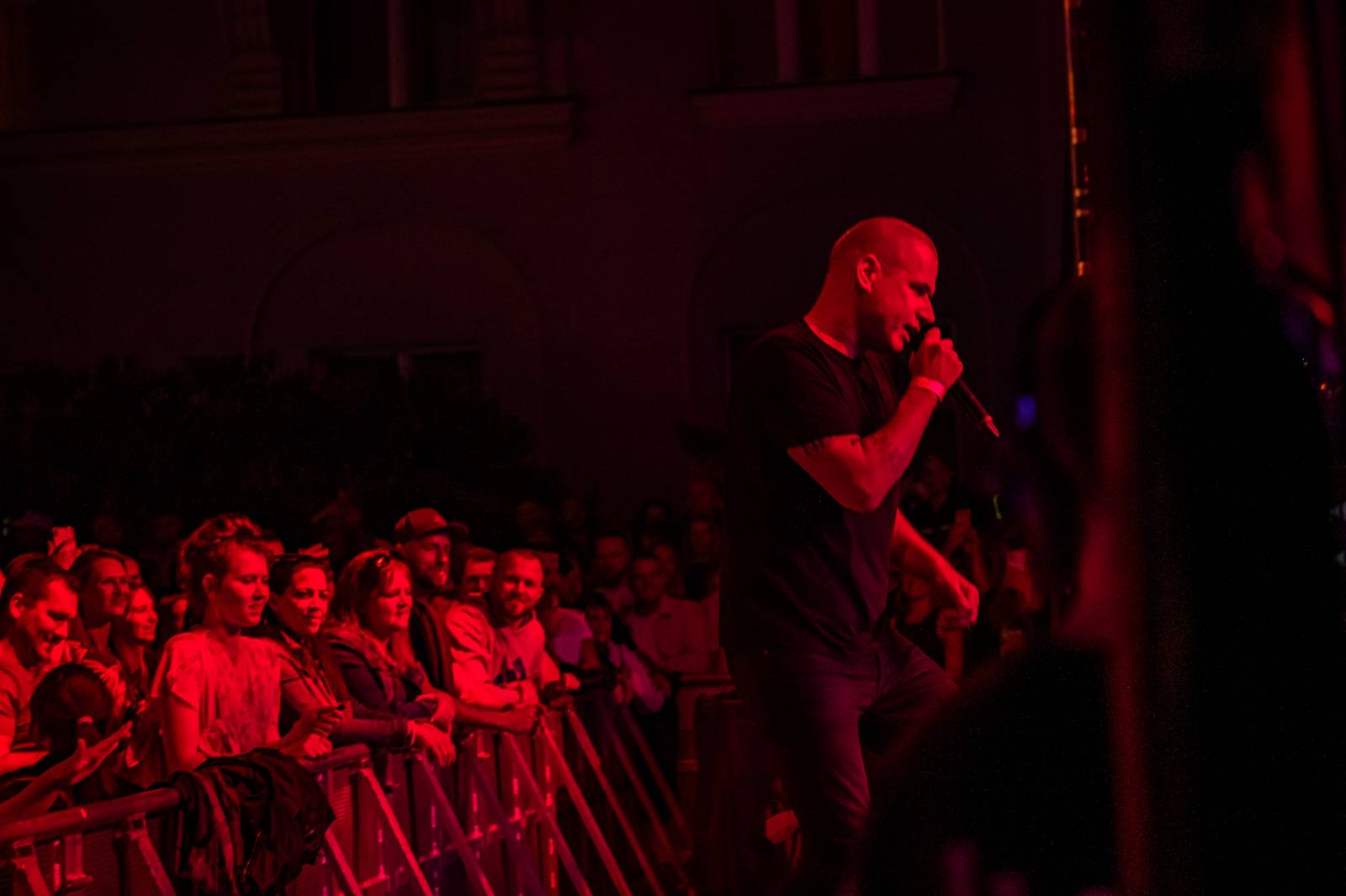 Druhý den KVIFF: Koncerty, módní přehlídky a narvaný Mattoni Life Bar