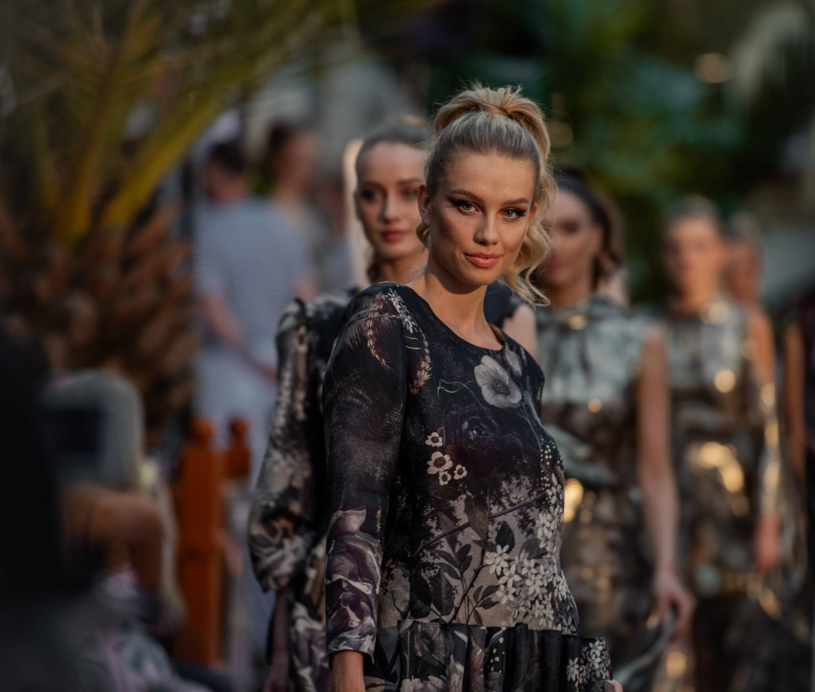 Druhý den KVIFF: Koncerty, módní přehlídky a narvaný Mattoni Life Bar