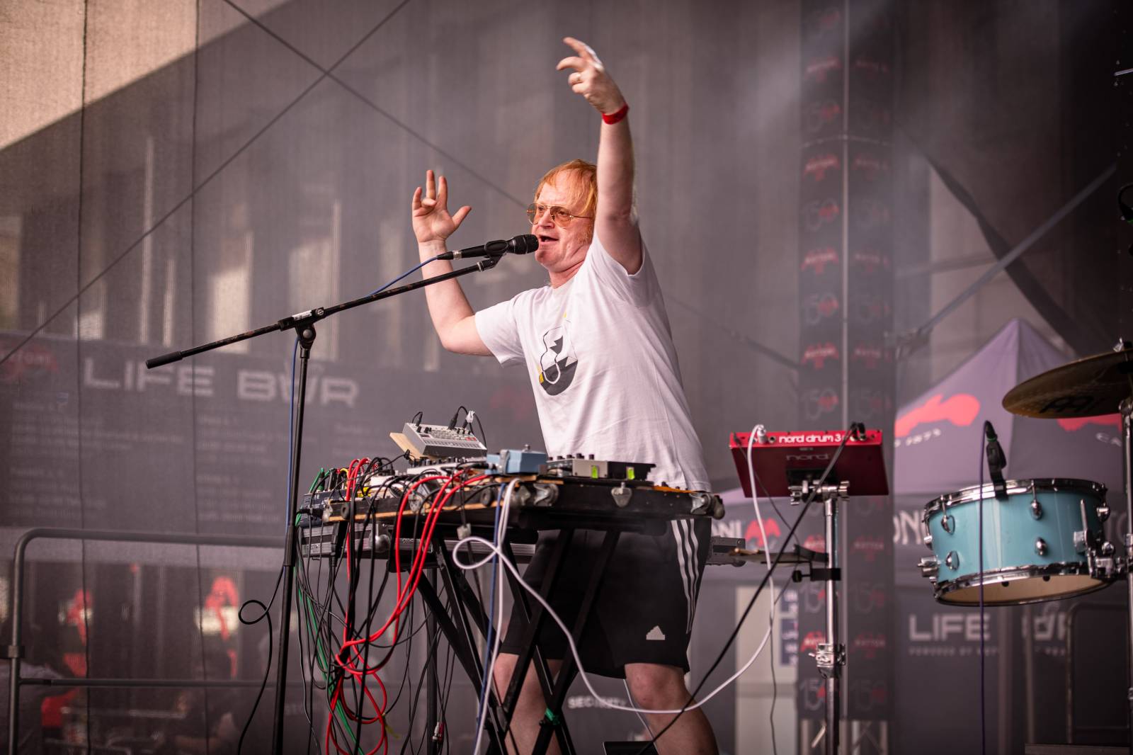 Druhý den KVIFF: Koncerty, módní přehlídky a narvaný Mattoni Life Bar