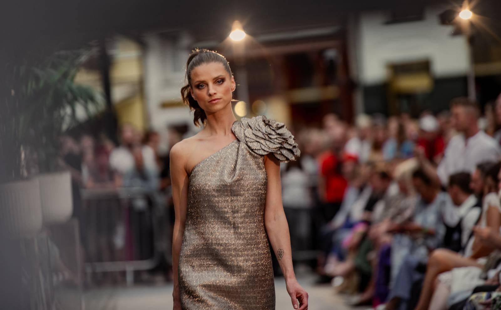 Druhý den KVIFF: Koncerty, módní přehlídky a narvaný Mattoni Life Bar