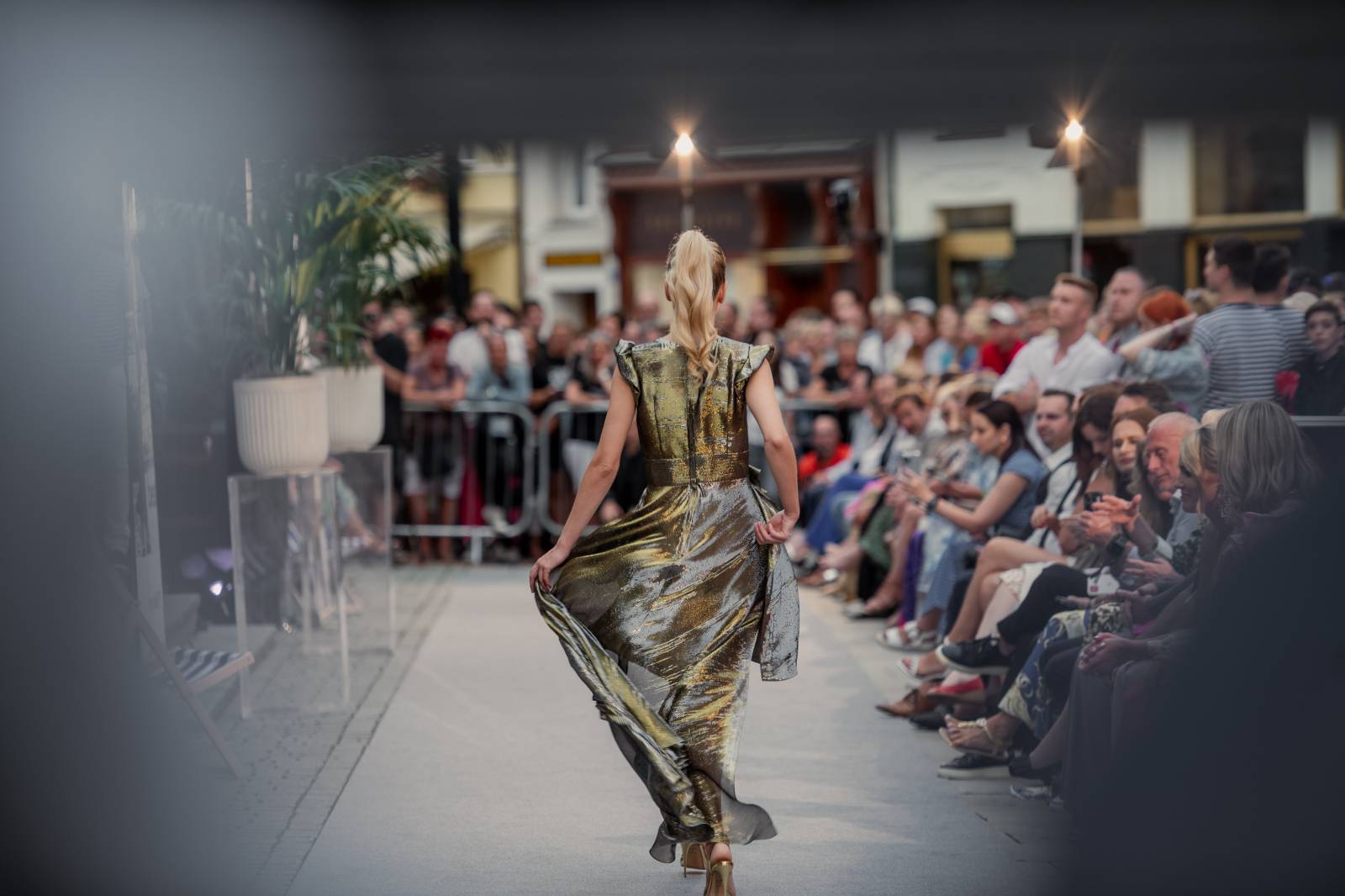 Druhý den KVIFF: Koncerty, módní přehlídky a narvaný Mattoni Life Bar