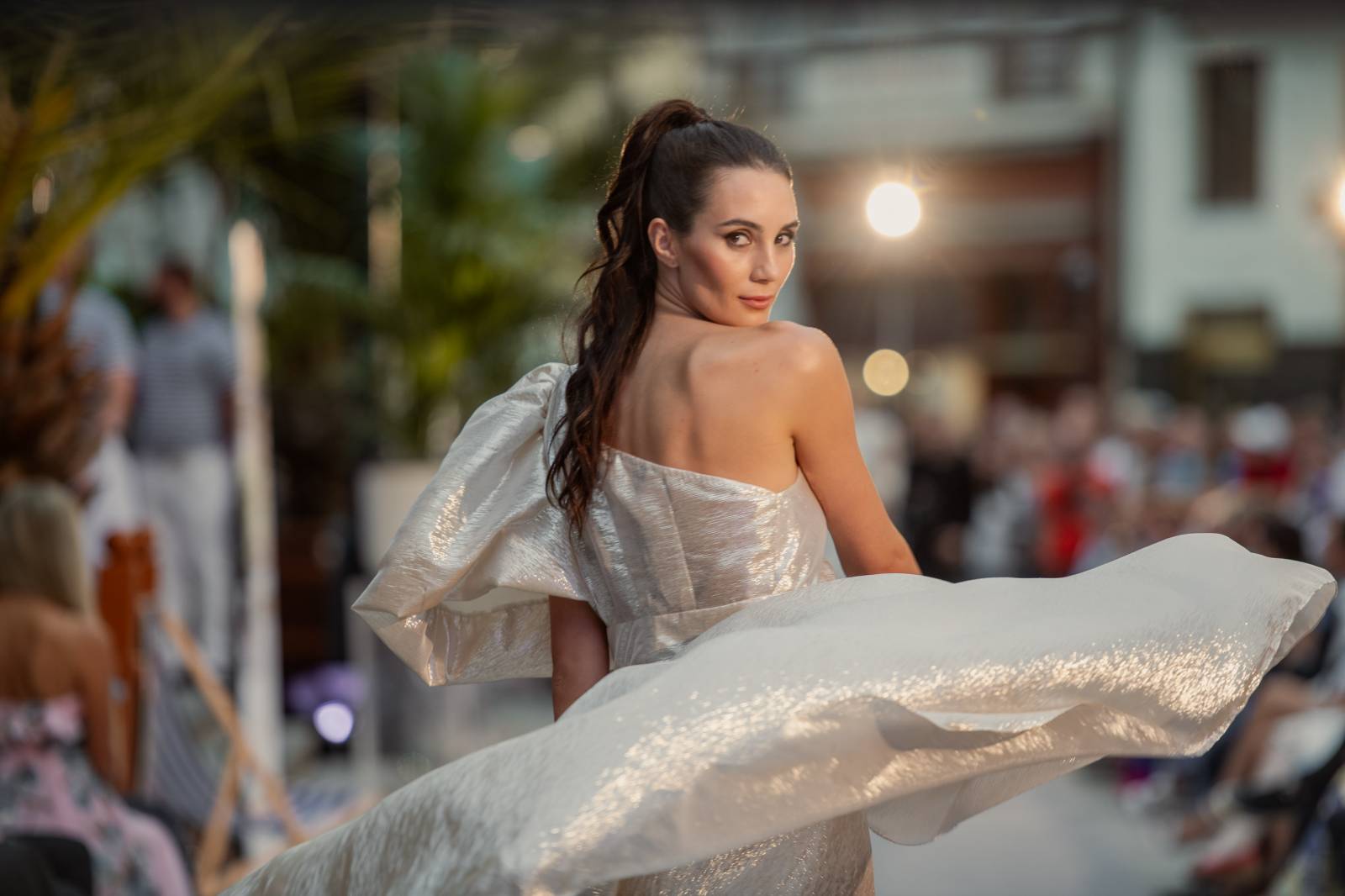 Druhý den KVIFF: Koncerty, módní přehlídky a narvaný Mattoni Life Bar