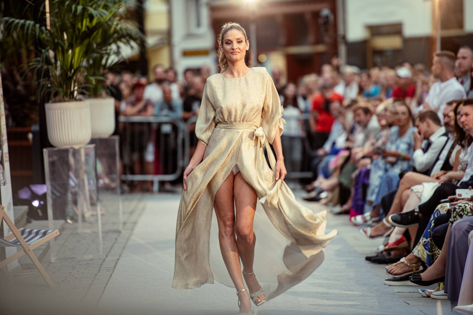 Druhý den KVIFF: Koncerty, módní přehlídky a narvaný Mattoni Life Bar