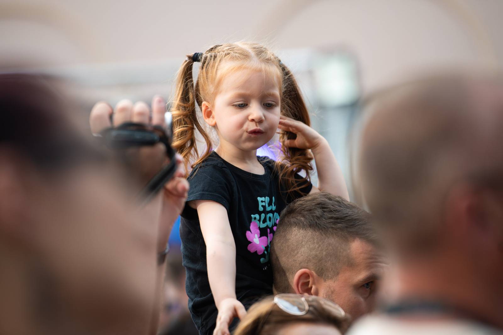 Druhý den KVIFF: Koncerty, módní přehlídky a narvaný Mattoni Life Bar