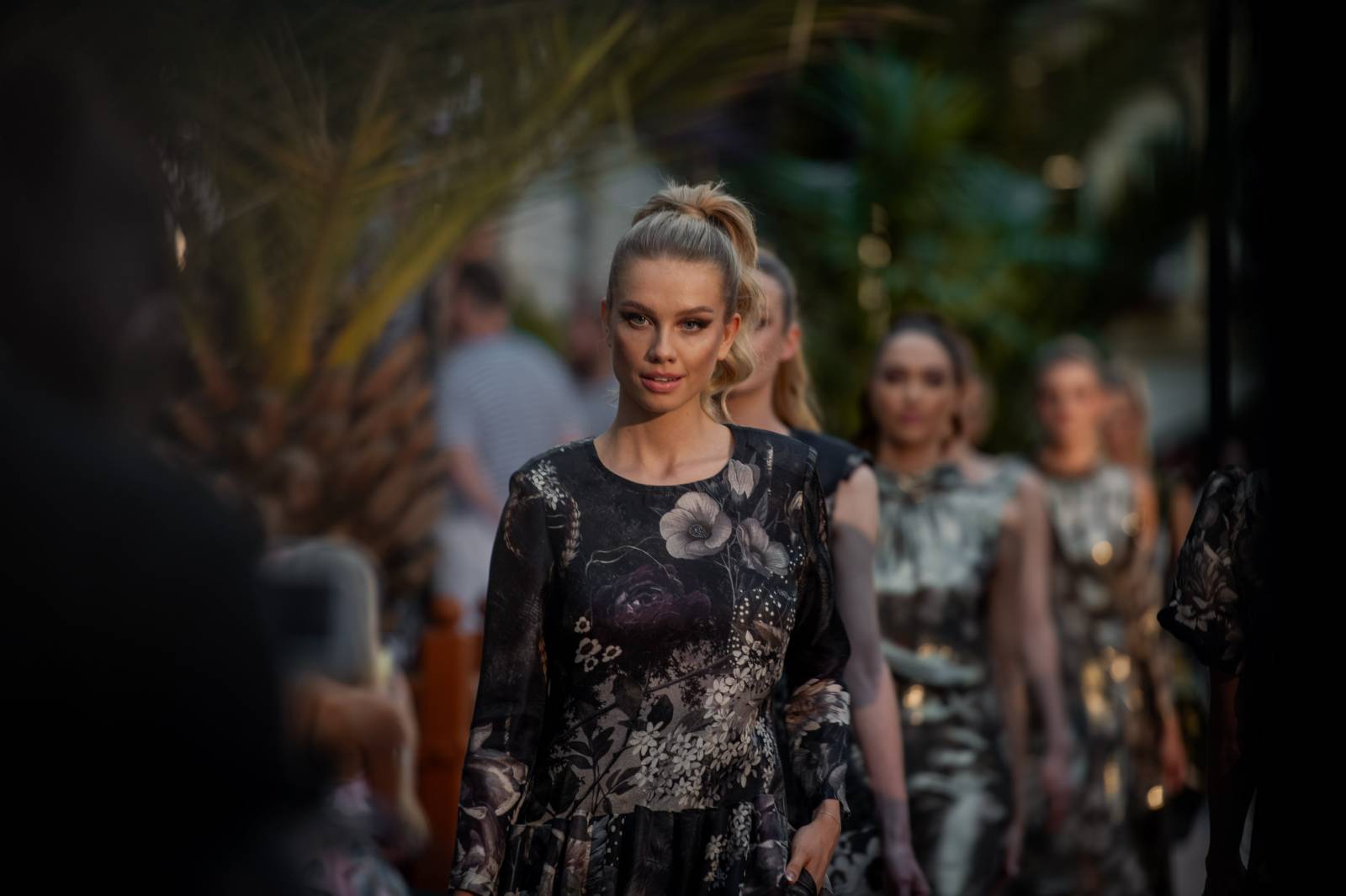 Druhý den KVIFF: Koncerty, módní přehlídky a narvaný Mattoni Life Bar