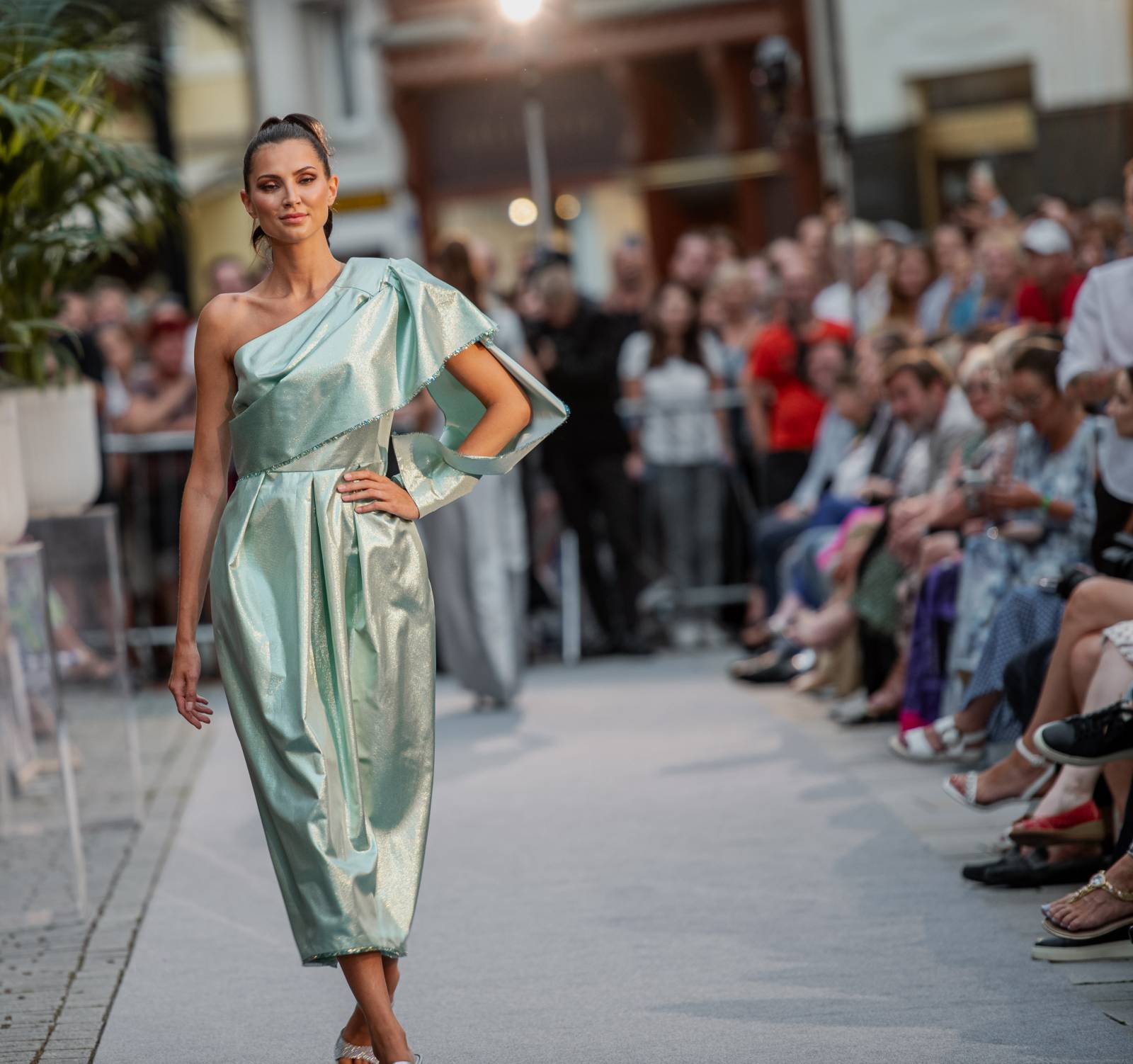 Druhý den KVIFF: Koncerty, módní přehlídky a narvaný Mattoni Life Bar