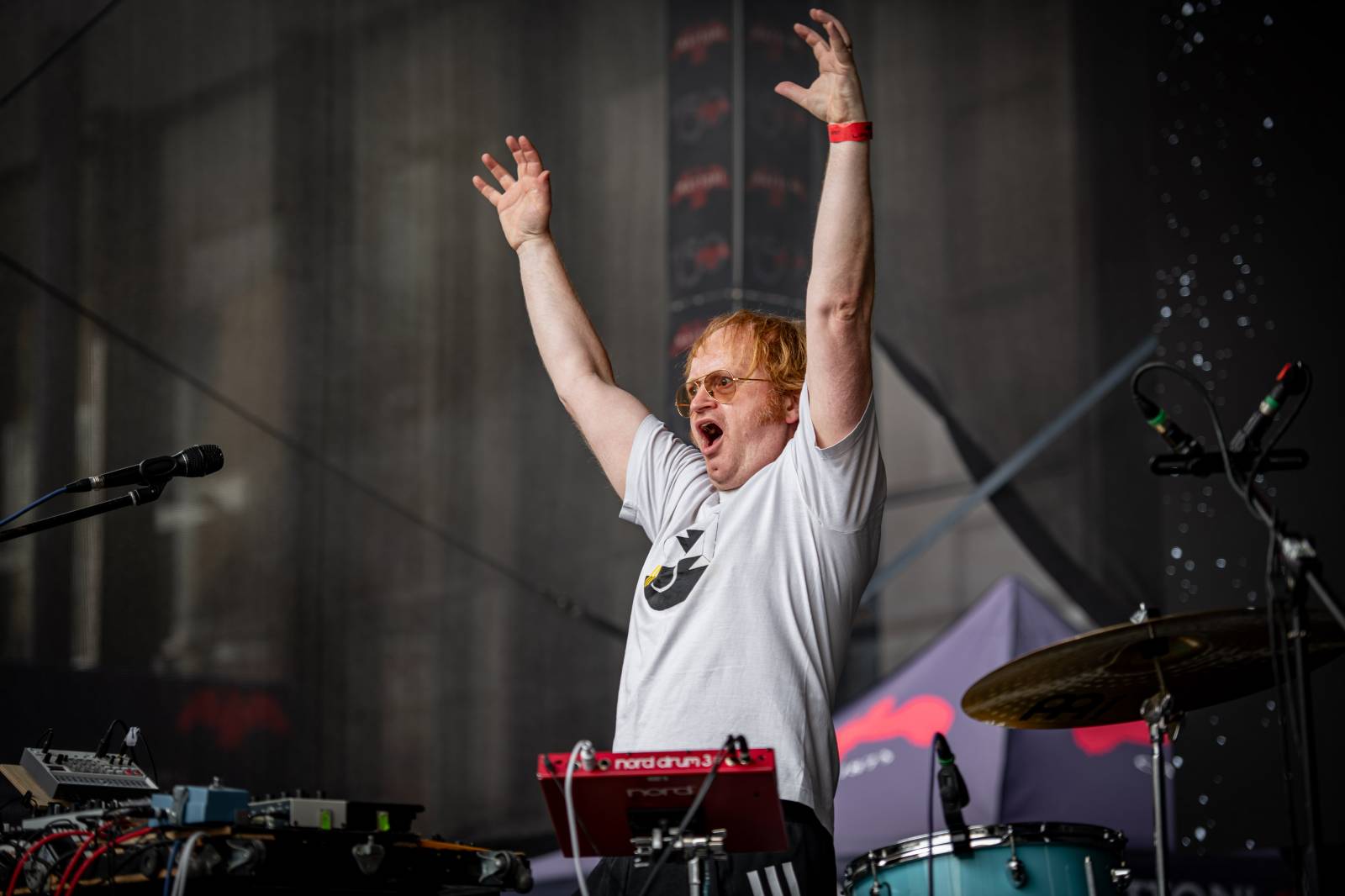 Druhý den KVIFF: Koncerty, módní přehlídky a narvaný Mattoni Life Bar