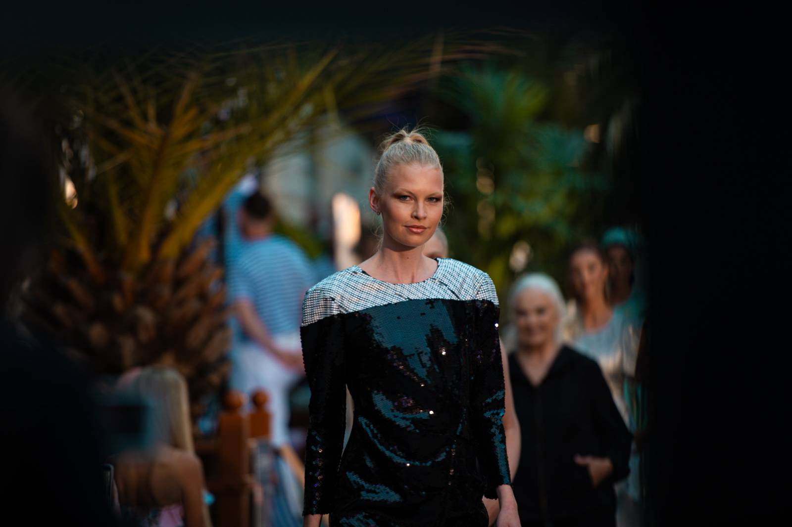 Druhý den KVIFF: Koncerty, módní přehlídky a narvaný Mattoni Life Bar