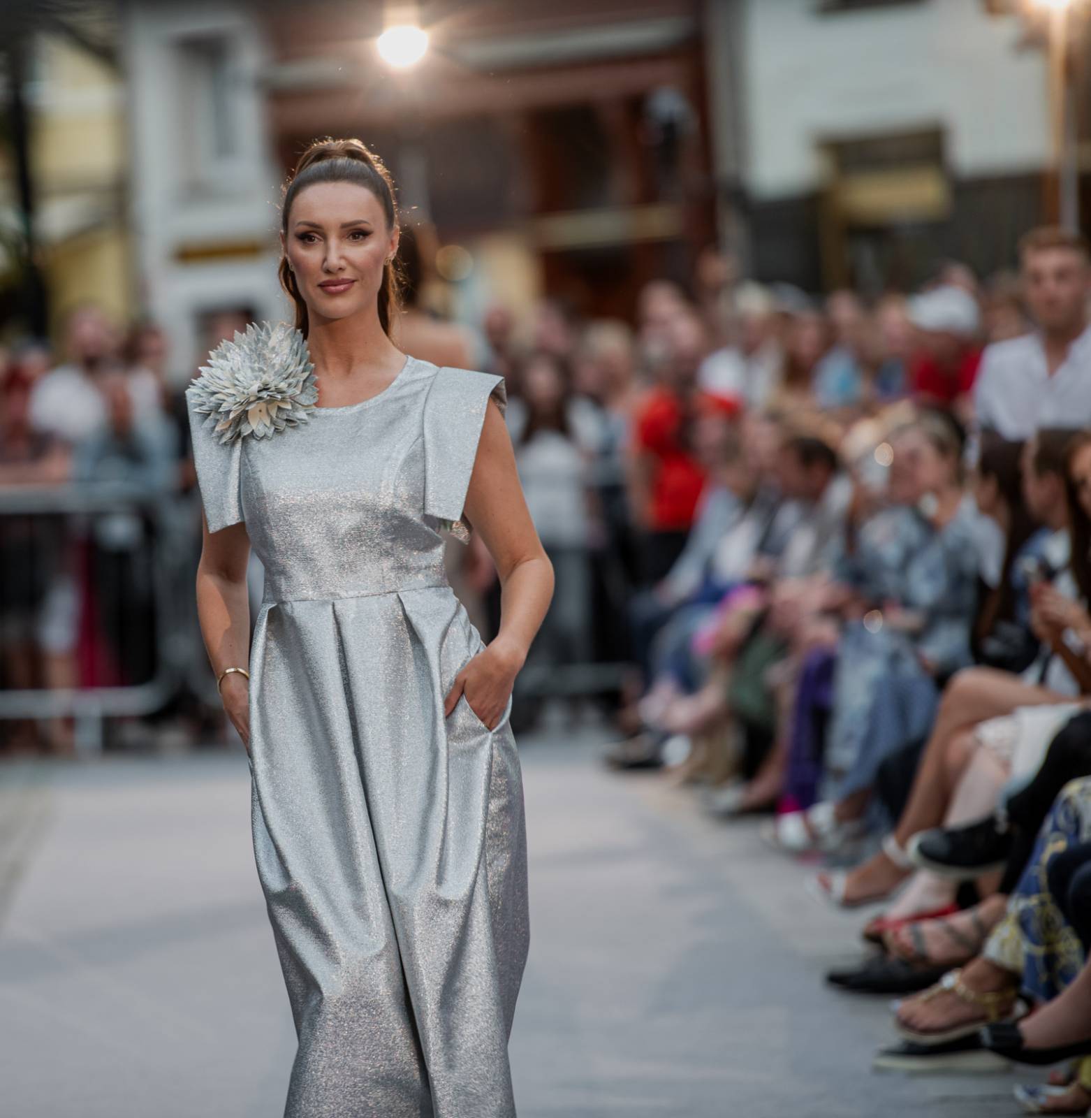 Druhý den KVIFF: Koncerty, módní přehlídky a narvaný Mattoni Life Bar