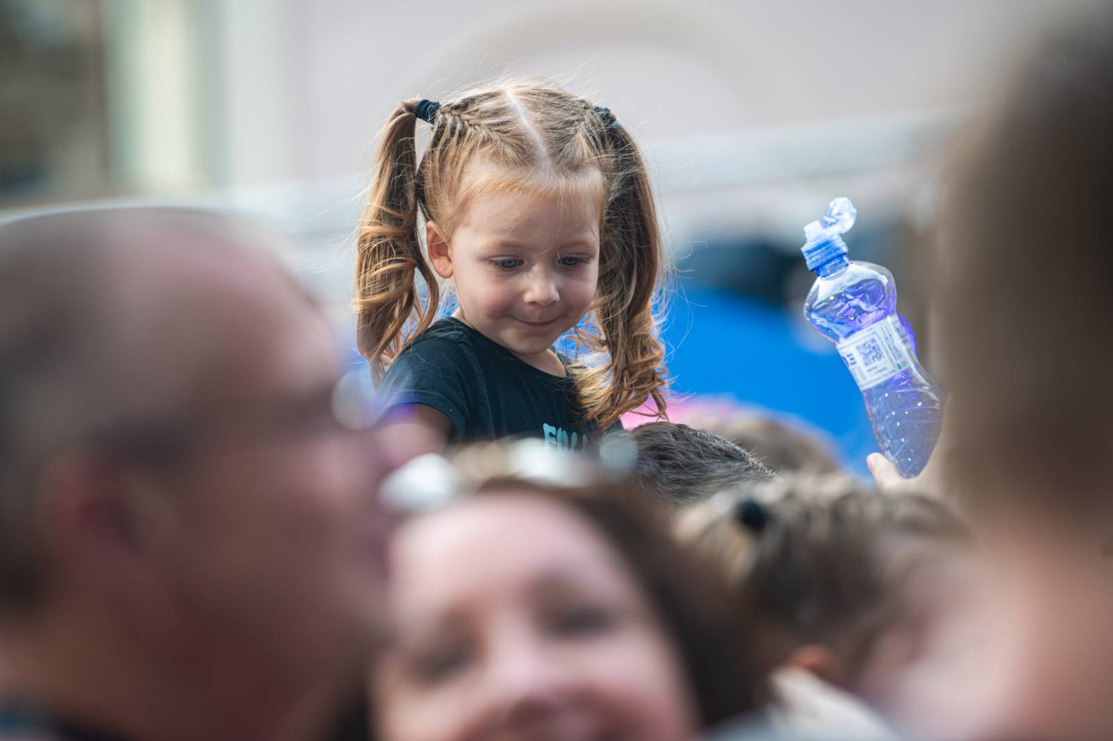 Druhý den KVIFF: Koncerty, módní přehlídky a narvaný Mattoni Life Bar