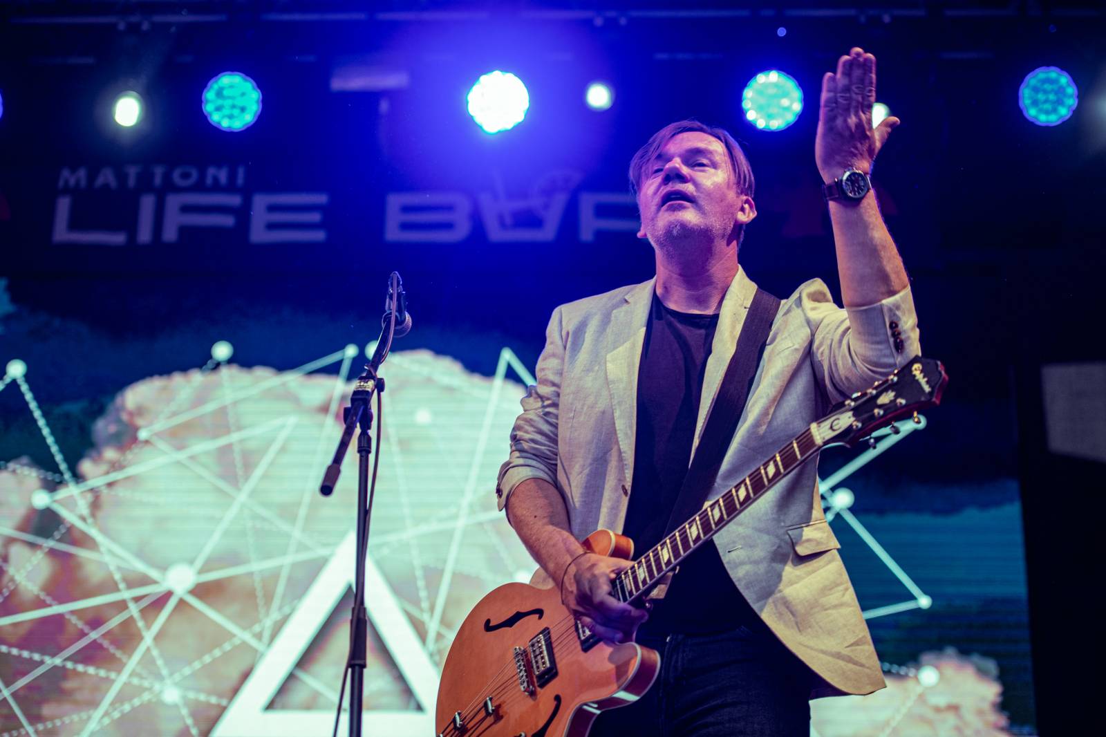 Druhý den KVIFF: Koncerty, módní přehlídky a narvaný Mattoni Life Bar