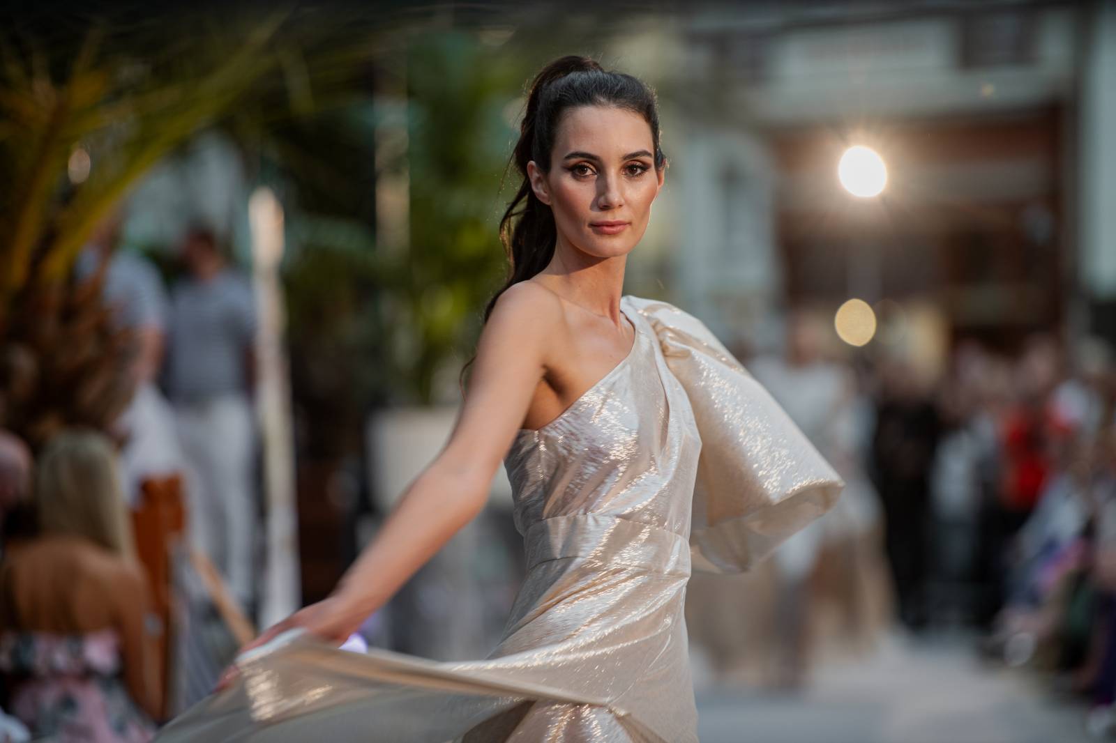 Druhý den KVIFF: Koncerty, módní přehlídky a narvaný Mattoni Life Bar