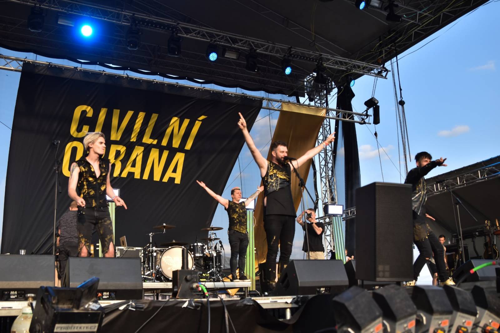 Přeštěnice si připravily program pro velké i malé. Cirk La Putyka dovezla akrobaty a Rybičky 48 a Traktor ohně