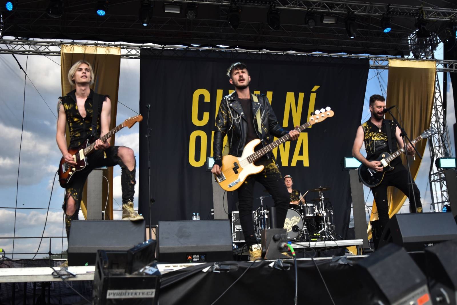 Přeštěnice si připravily program pro velké i malé. Cirk La Putyka dovezla akrobaty a Rybičky 48 a Traktor ohně