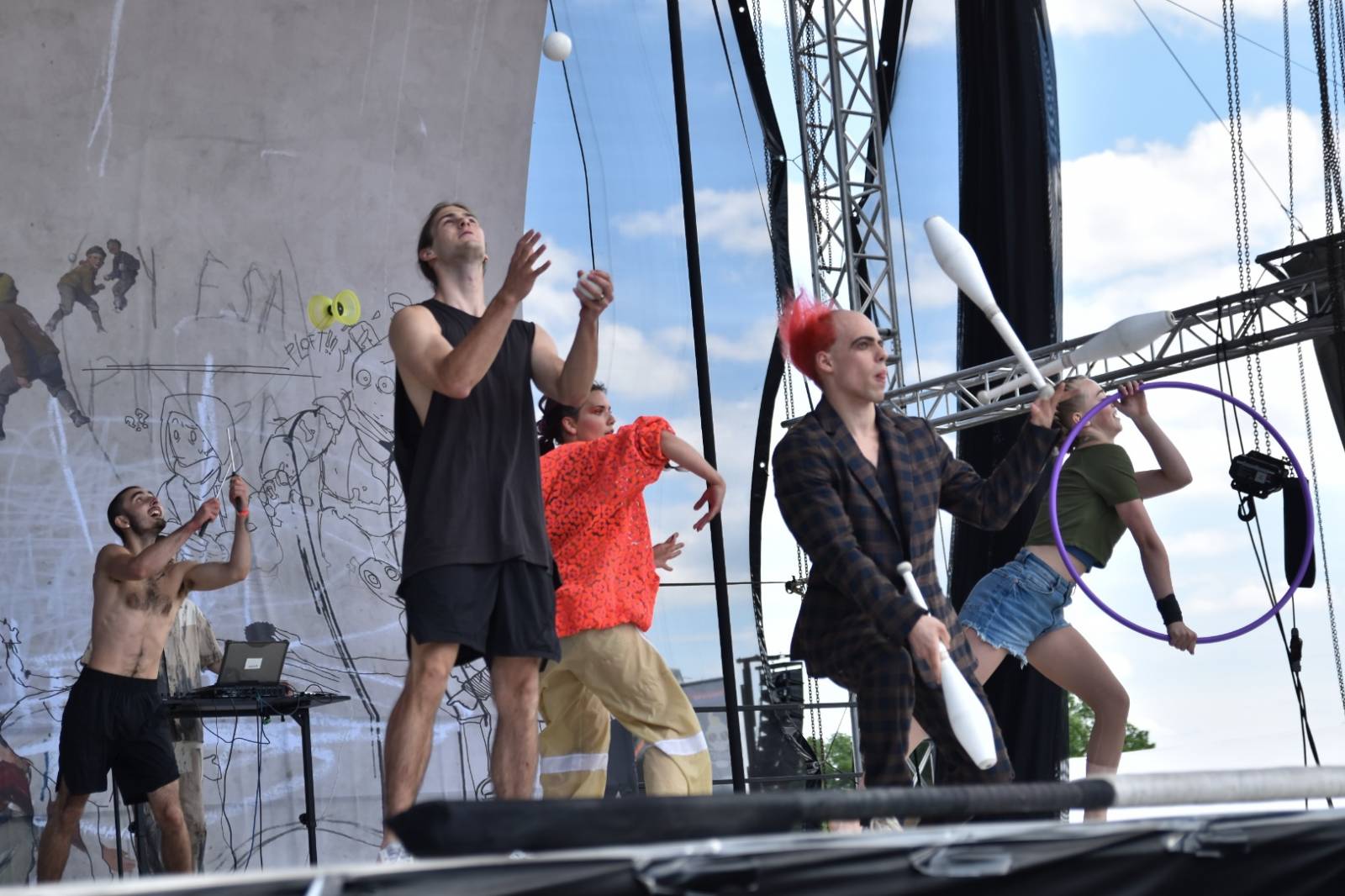 Přeštěnice si připravily program pro velké i malé. Cirk La Putyka dovezla akrobaty a Rybičky 48 a Traktor ohně