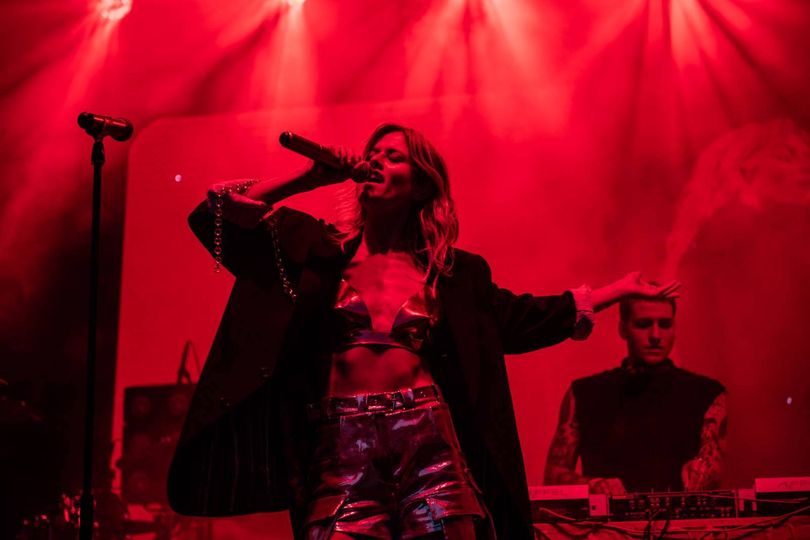 Emma Smetana a Jordan Haj zářili na KVIFF, Jaro Smejkal pěvecky doprovodil přehlídku Zuzany Černé