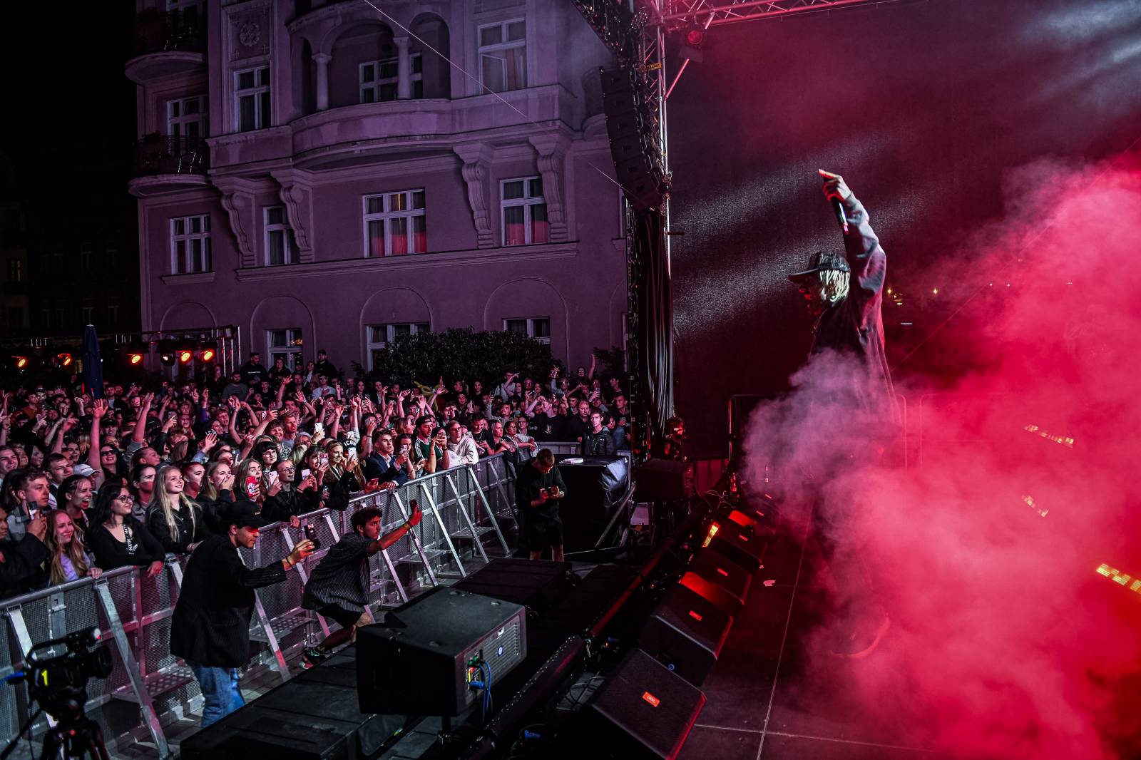 Emma Smetana a Jordan Haj zářili na KVIFF, Jaro Smejkal pěvecky doprovodil přehlídku Zuzany Černé
